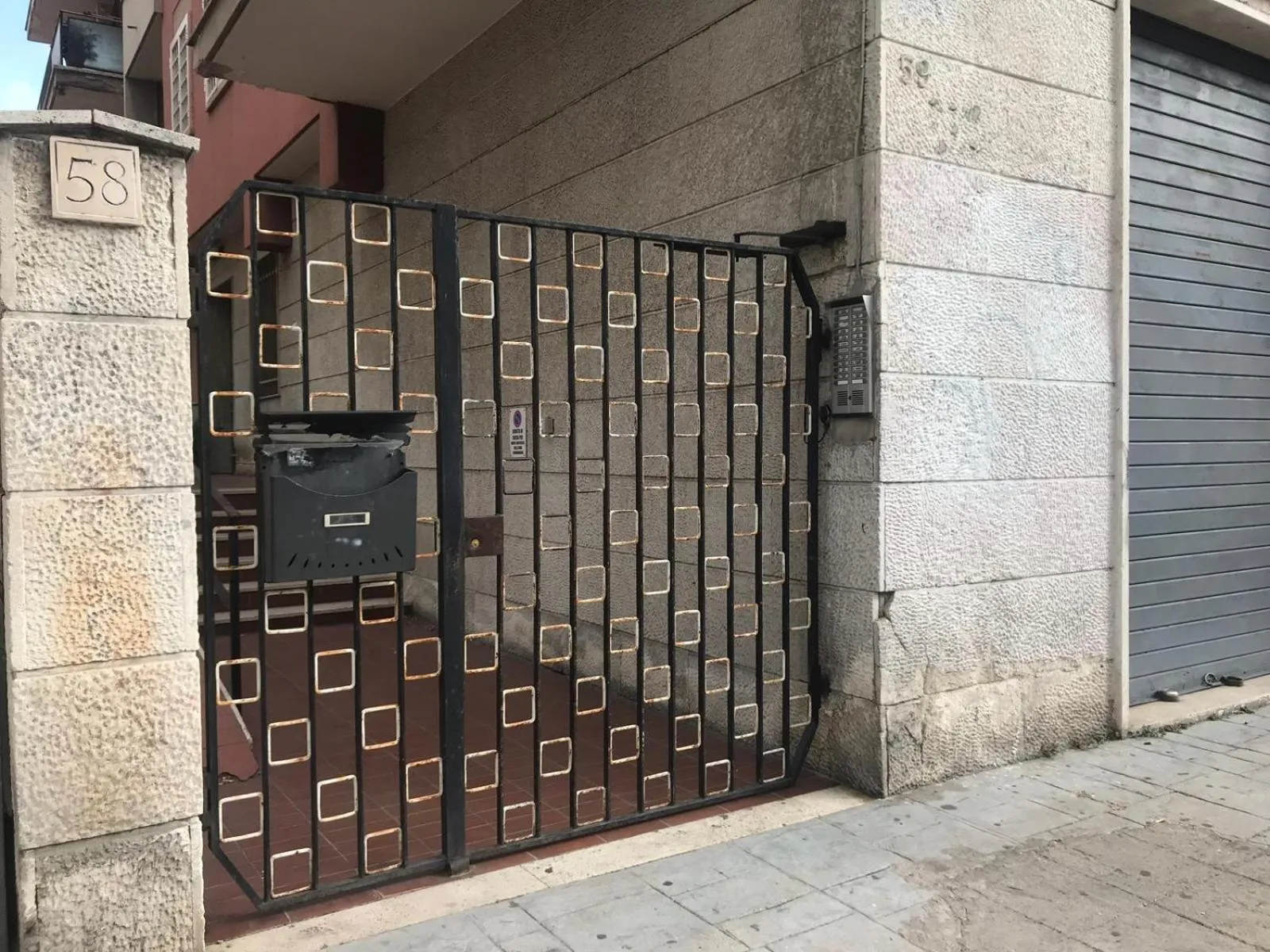 Facade/entrance in Dunant House