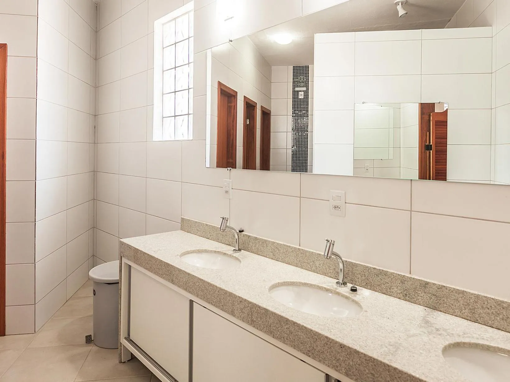 Shower in The Bridge Hostel Florianópolis