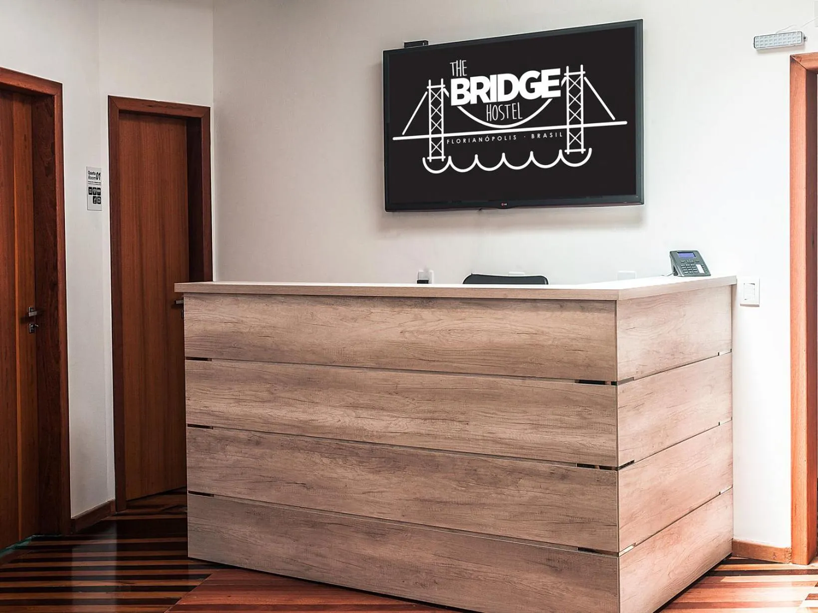 Communal lounge/ TV room in The Bridge Hostel Florianópolis