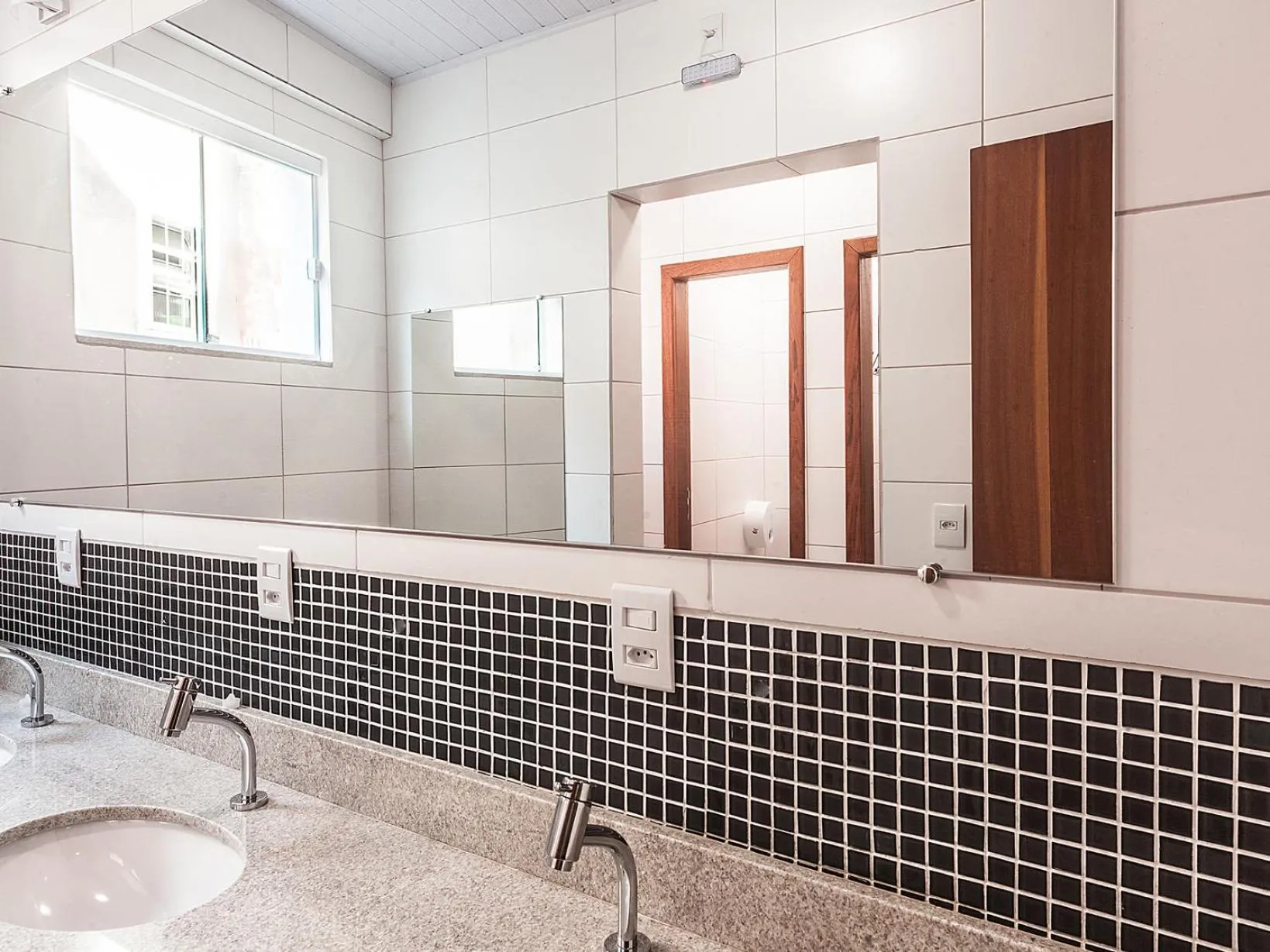 Shower in The Bridge Hostel Florianópolis