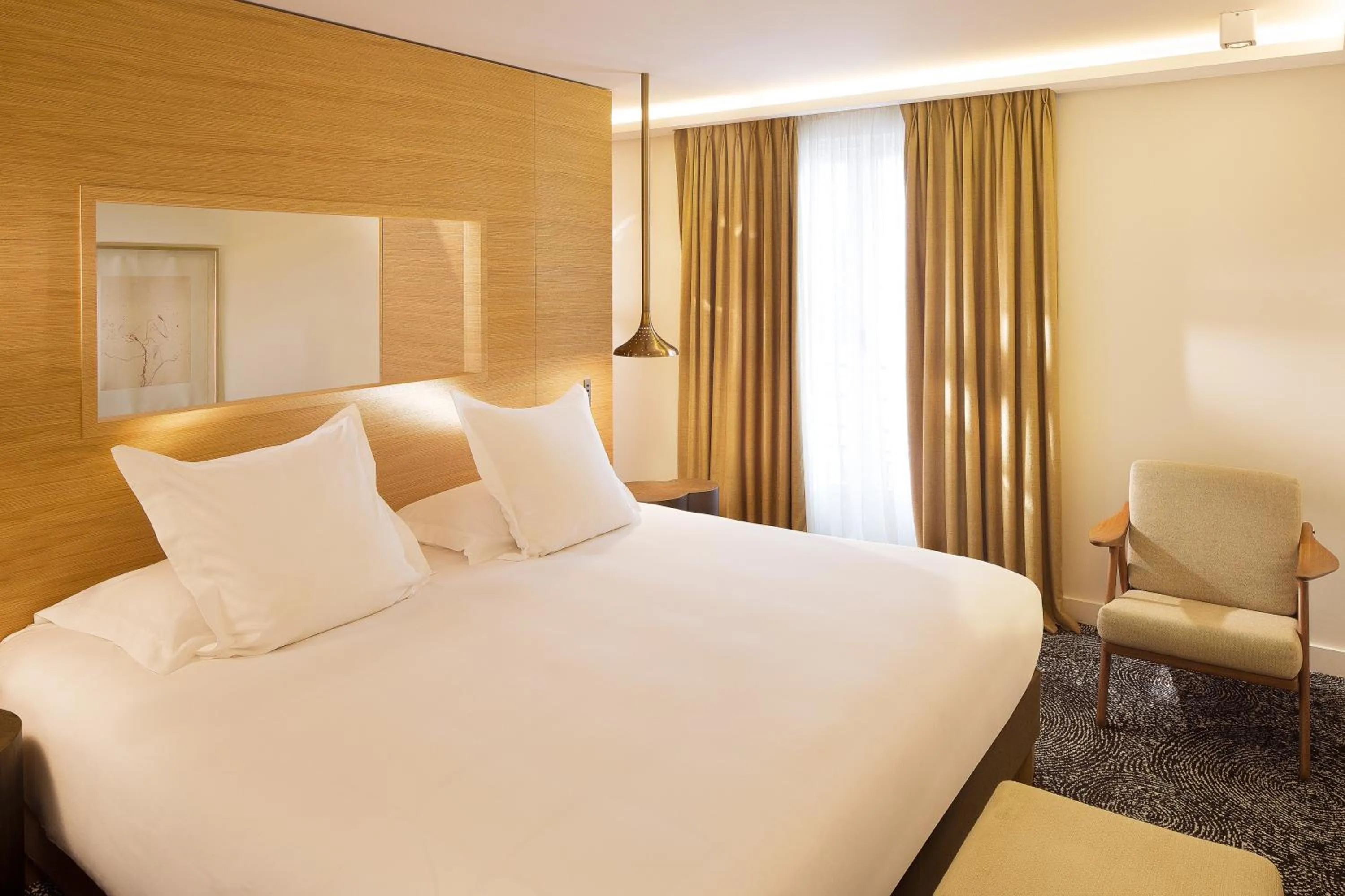 Photo of the whole room, Bed in Hotel Marignan Champs-Elysées