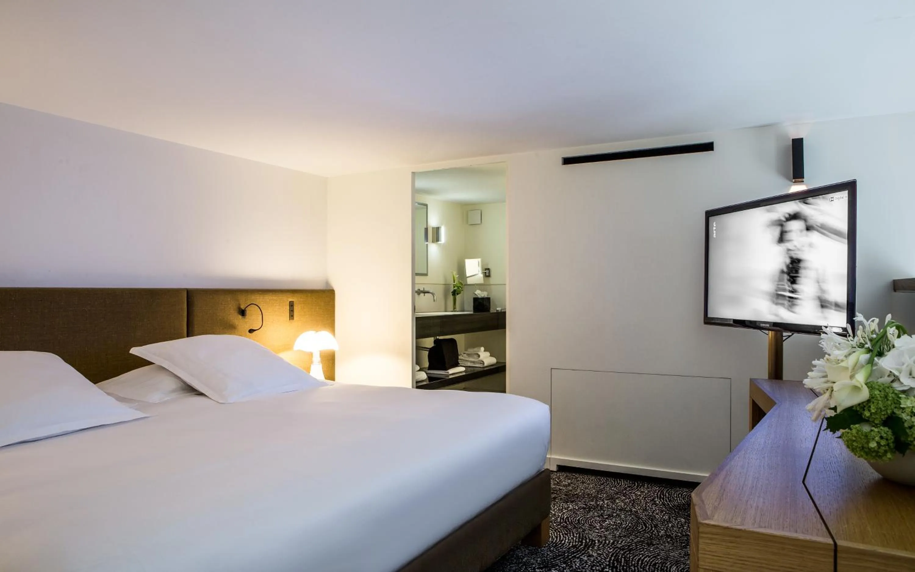 Bed in Hotel Marignan Champs-Elysées