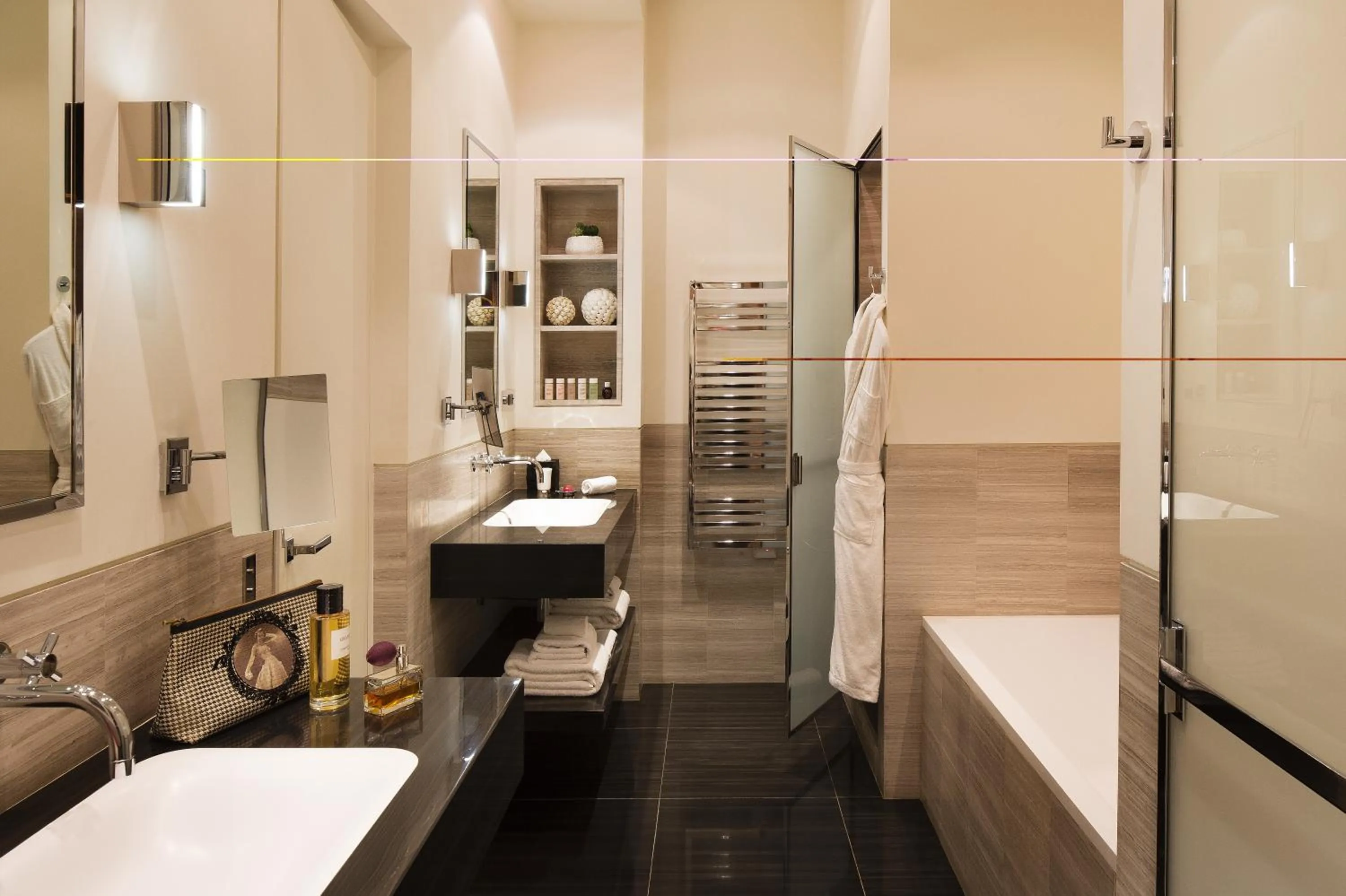 Bathroom, Bed in Hotel Marignan Champs-Elysées