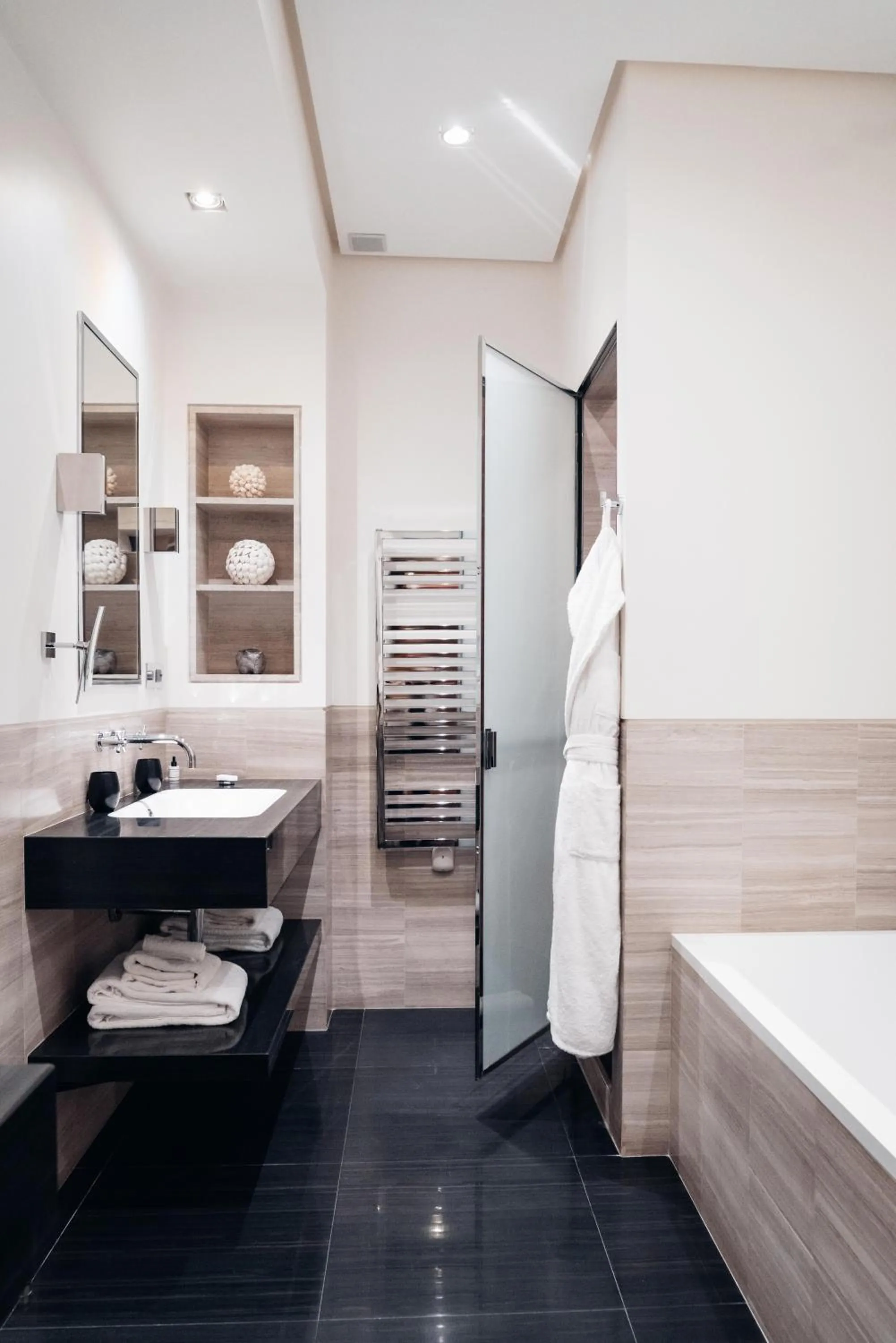 Bathroom, Bed in Hotel Marignan Champs-Elysées