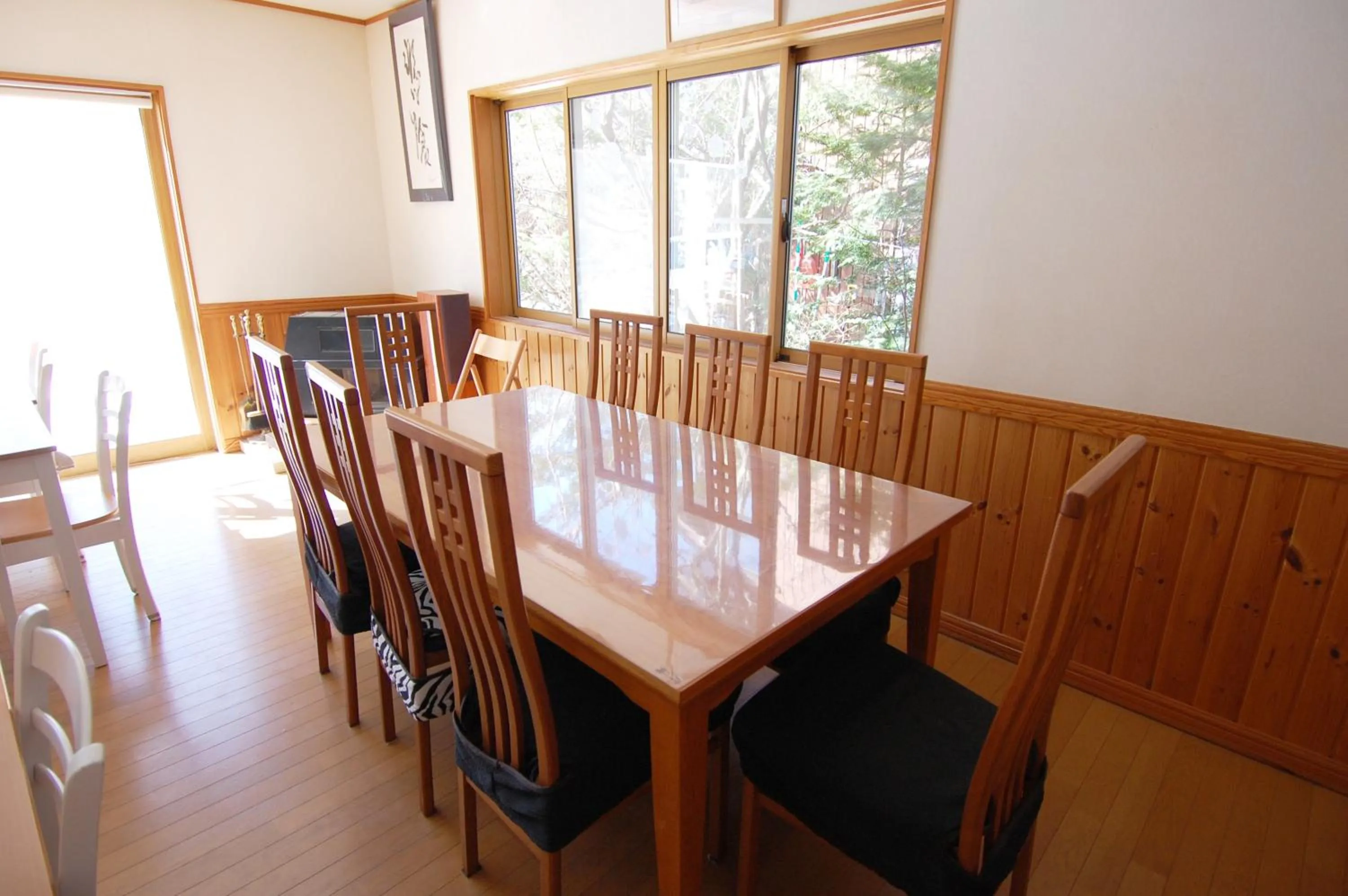 Communal lounge/ TV room in Guest House Chaconne Karuizawa
