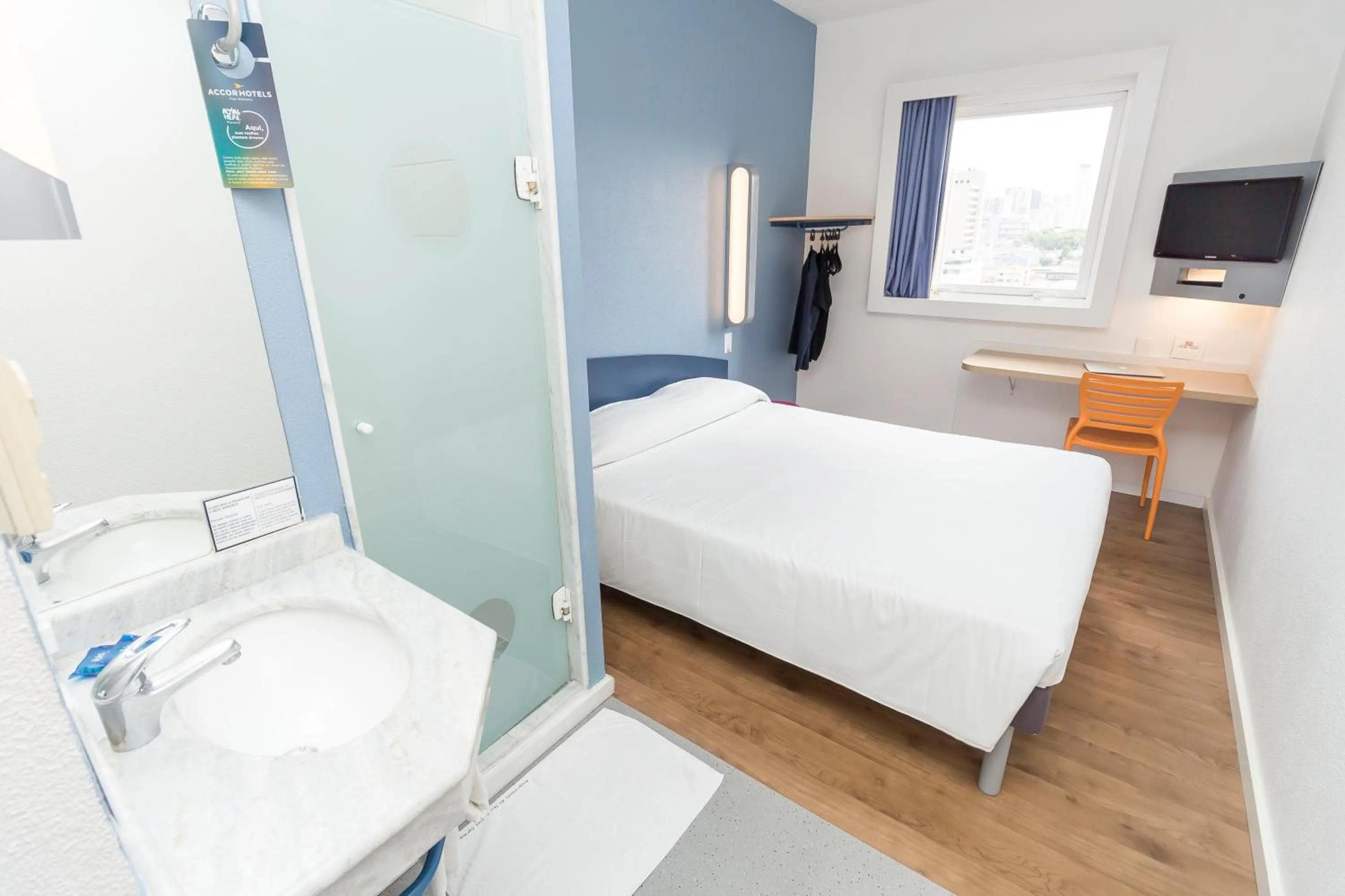 Toilet, Bed in ibis budget Curitiba Centro