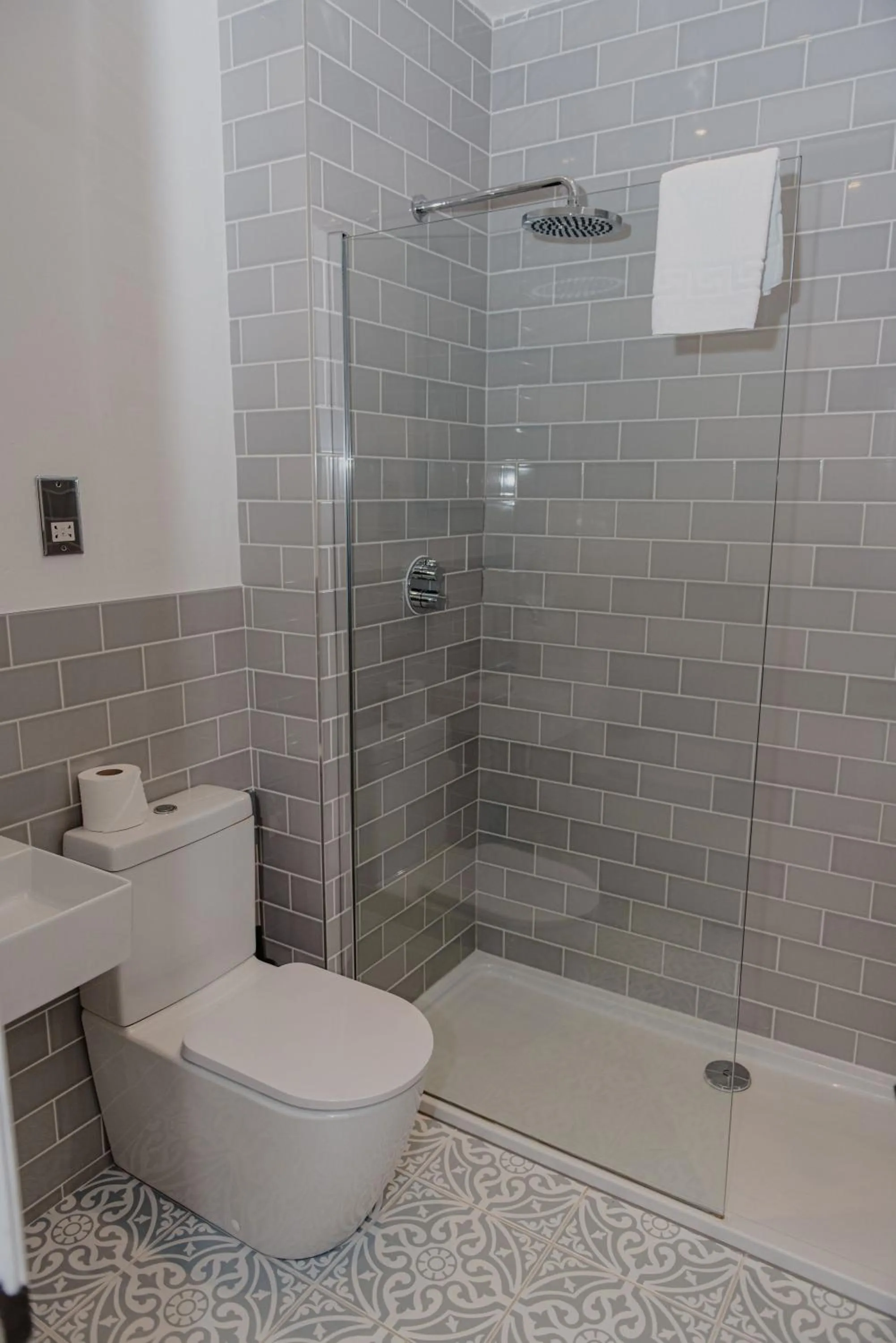 Shower in Woodlands Hotel