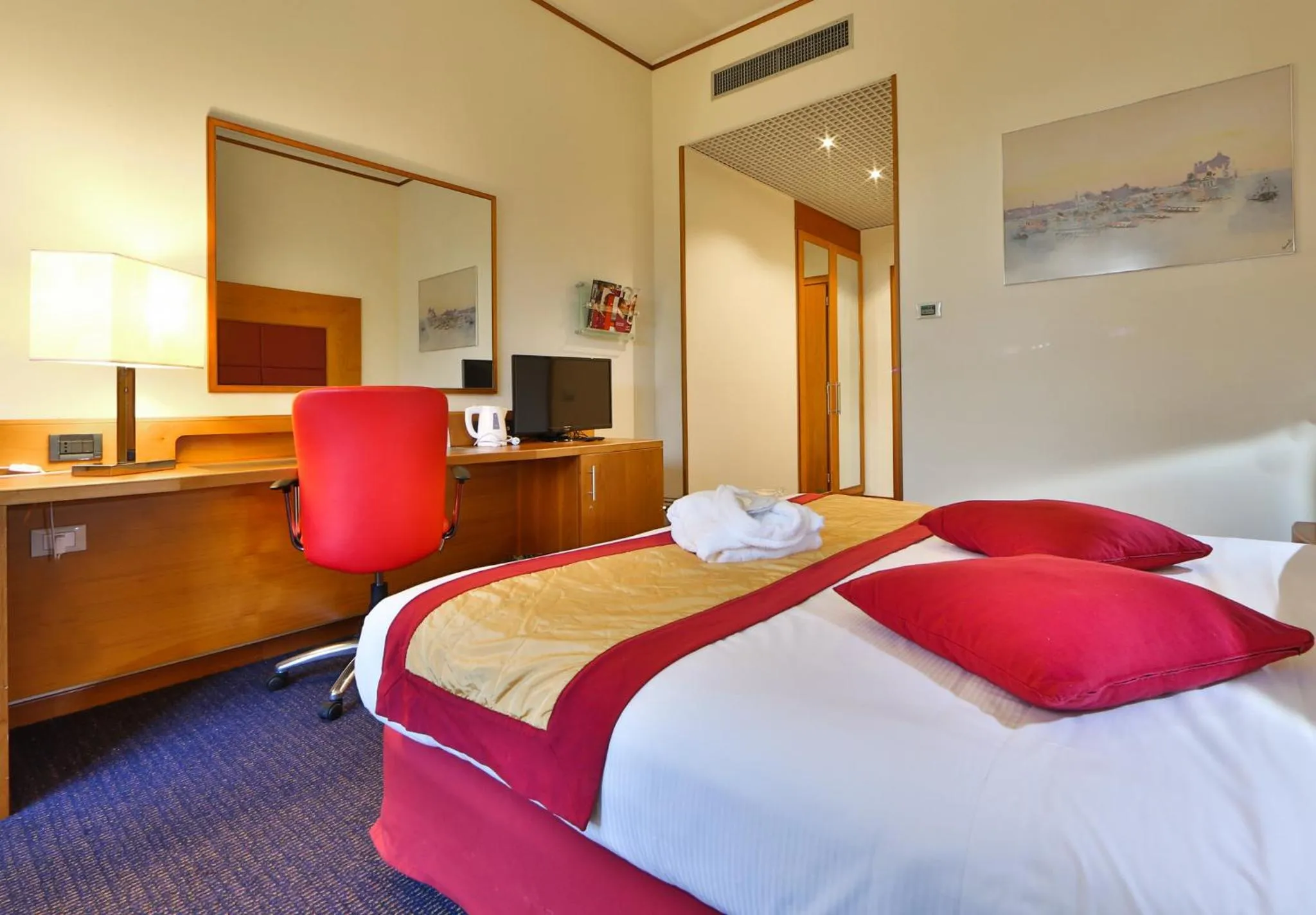 Photo of the whole room, Bed in Crowne Plaza Venice East by IHG
