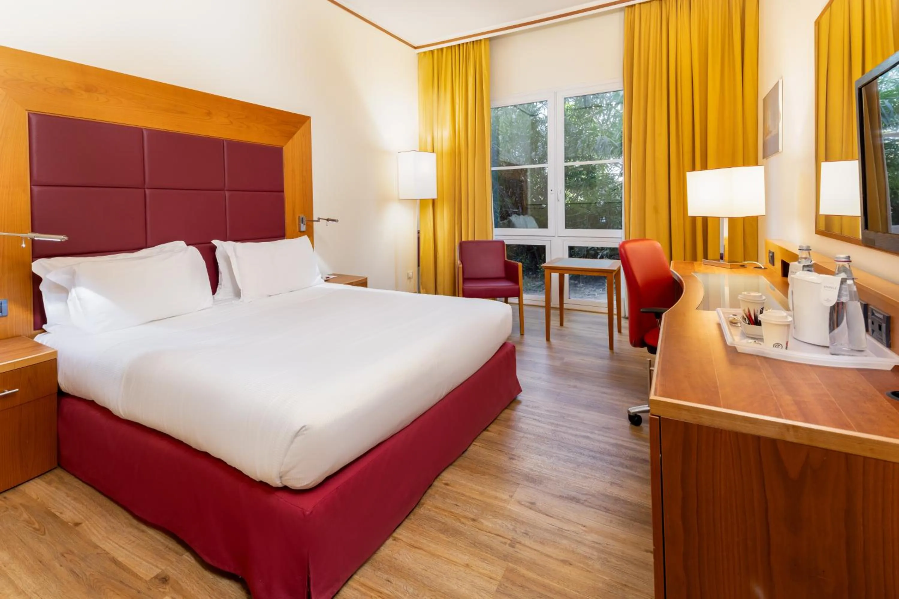 Bedroom, Bed in Crowne Plaza Venice East by IHG