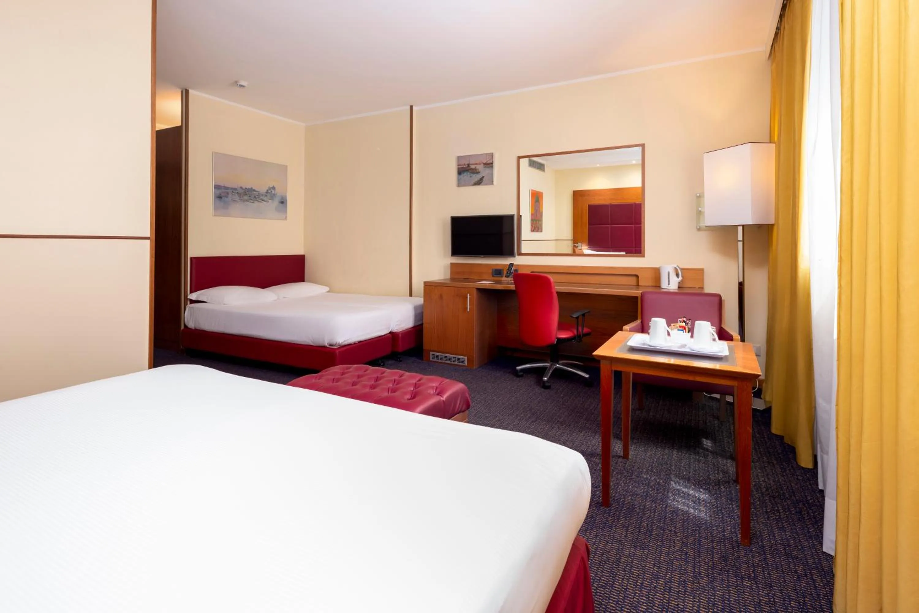 Bedroom, Bed in Crowne Plaza Venice East by IHG