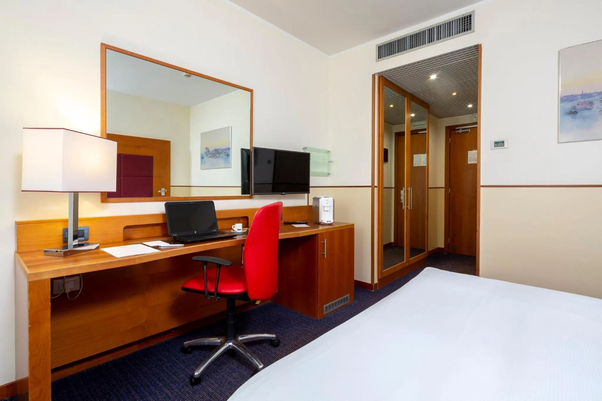 Photo of the whole room, Bed in Crowne Plaza Venice East by IHG