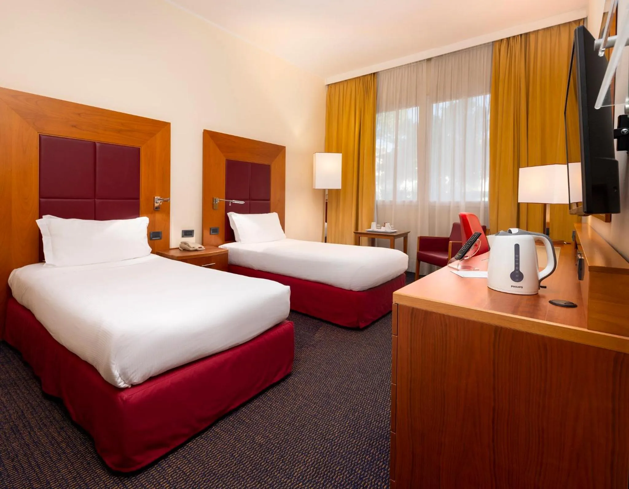 Photo of the whole room, Bed in Crowne Plaza Venice East by IHG