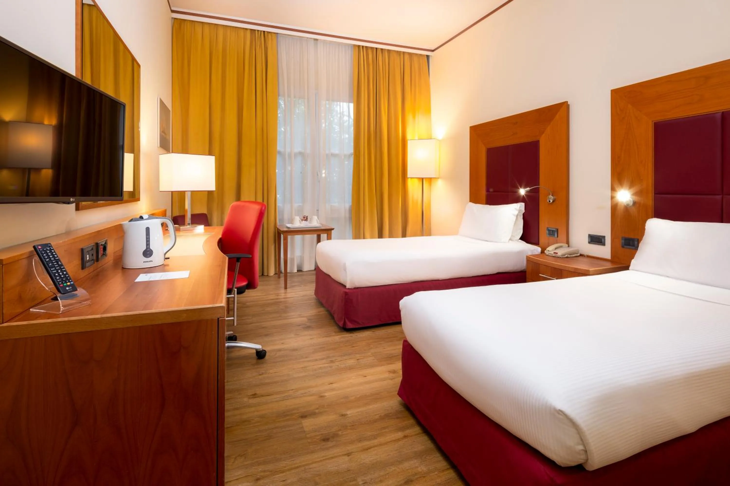 Bedroom, Bed in Crowne Plaza Venice East by IHG