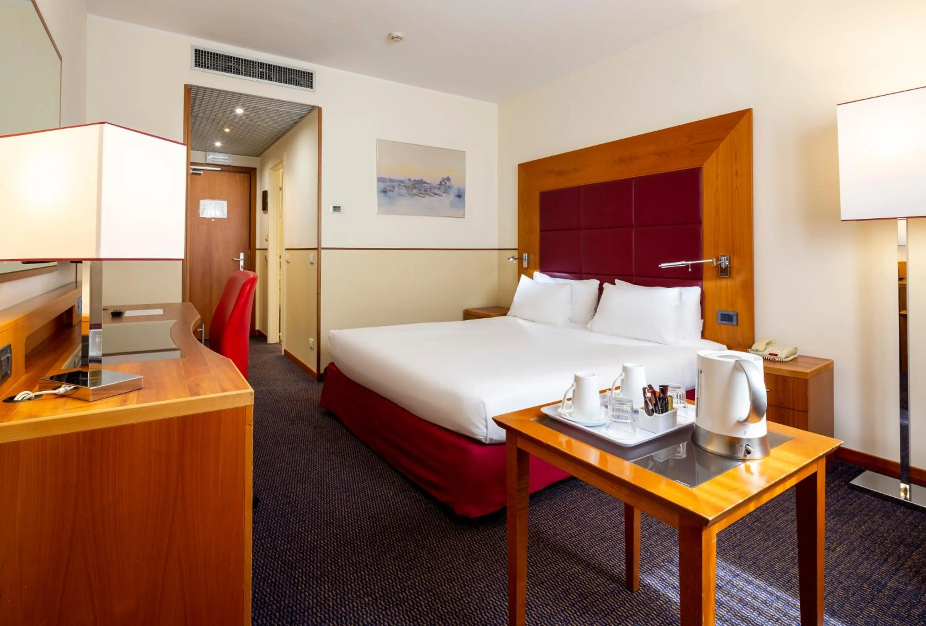 Bedroom, Bed in Crowne Plaza Venice East by IHG