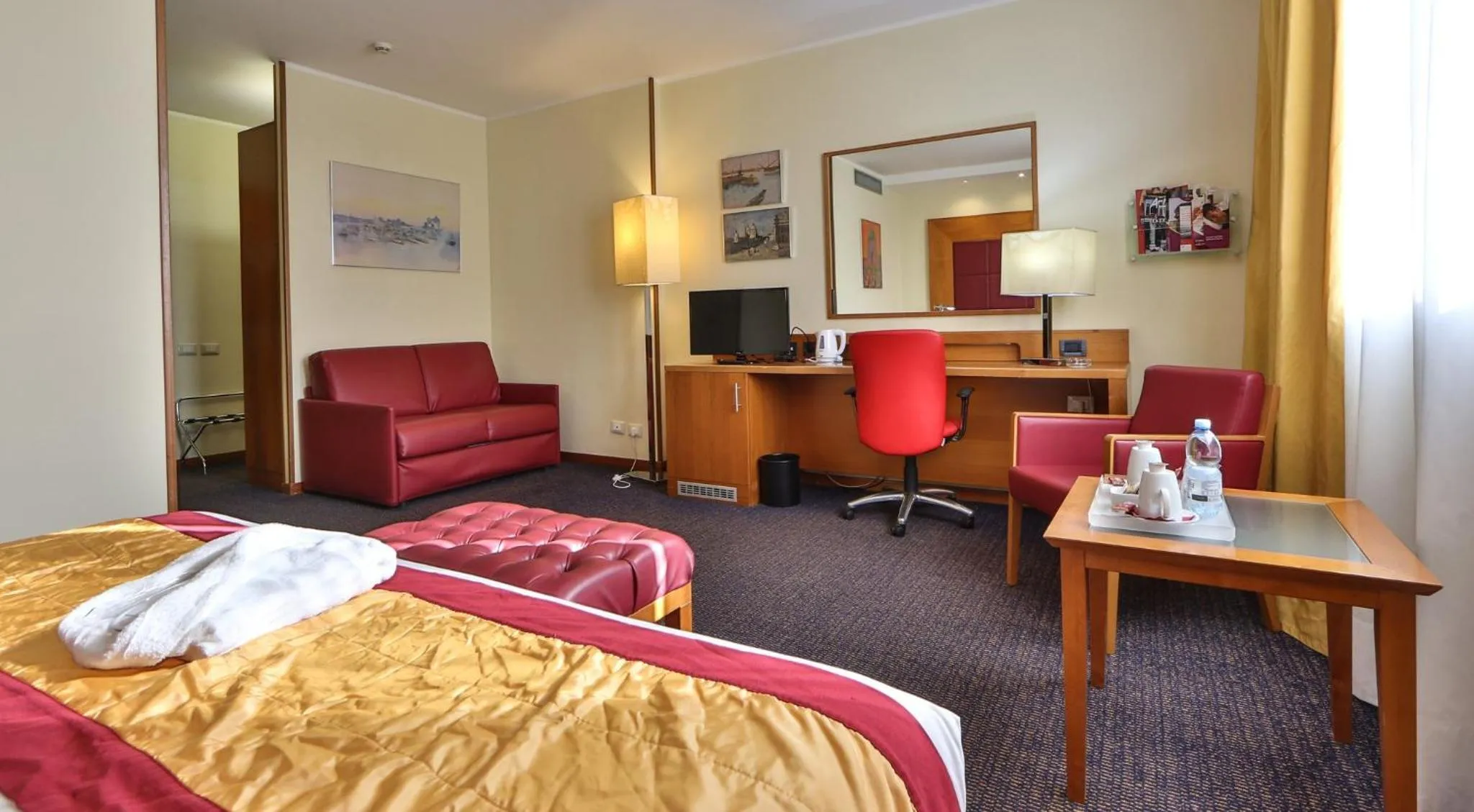 Photo of the whole room, Bed in Crowne Plaza Venice East by IHG