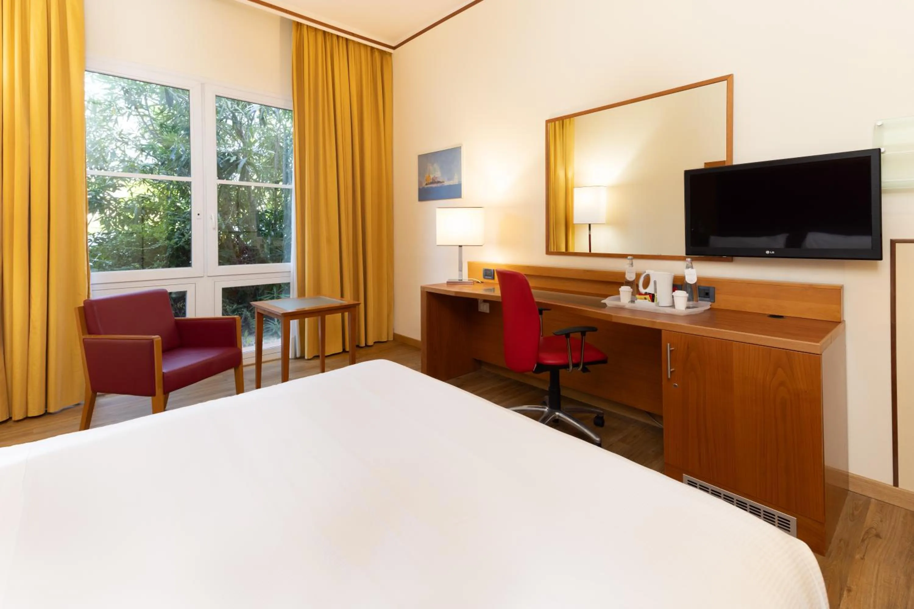 Bedroom, Bed in Crowne Plaza Venice East by IHG