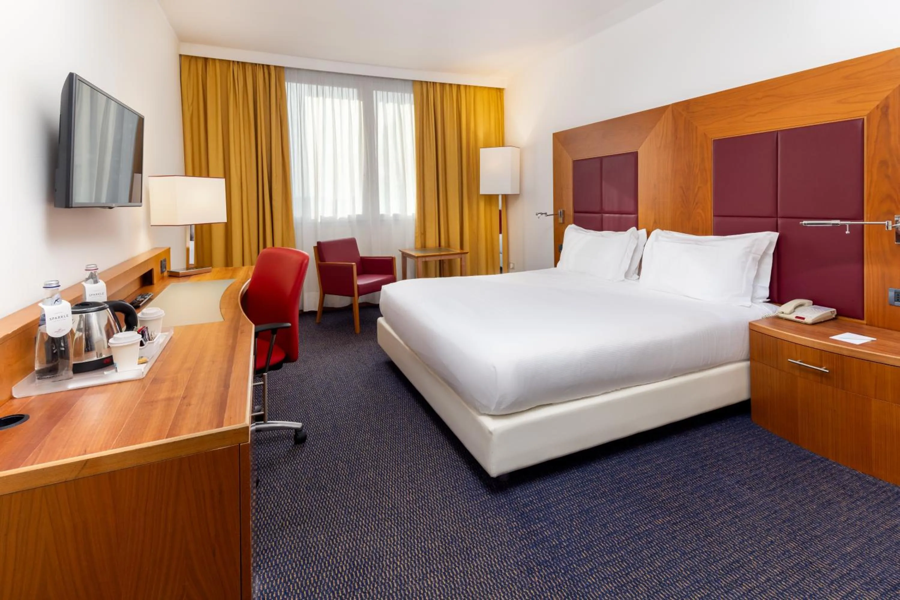 Bedroom, Bed in Crowne Plaza Venice East by IHG