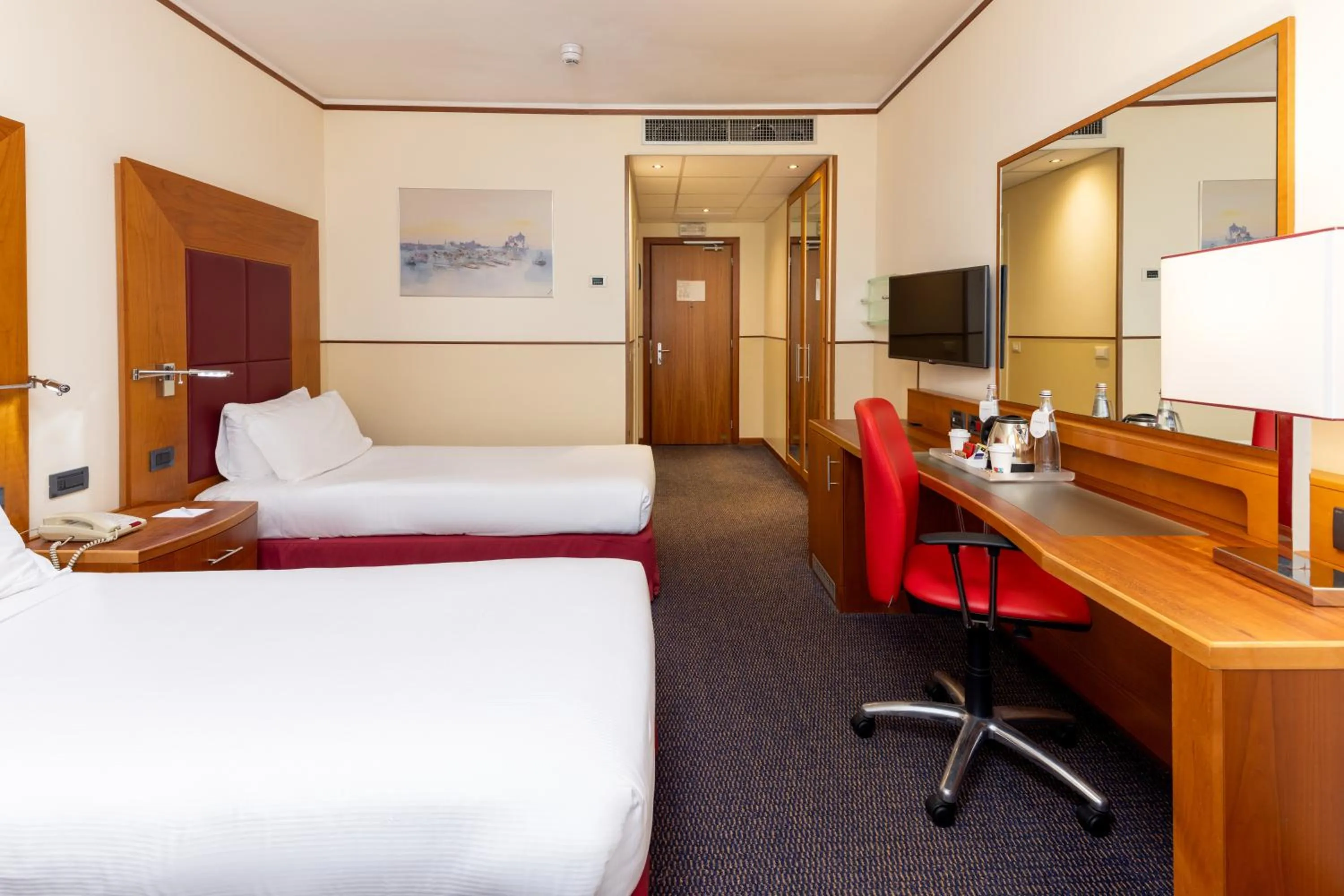 Bedroom, Bed in Crowne Plaza Venice East by IHG