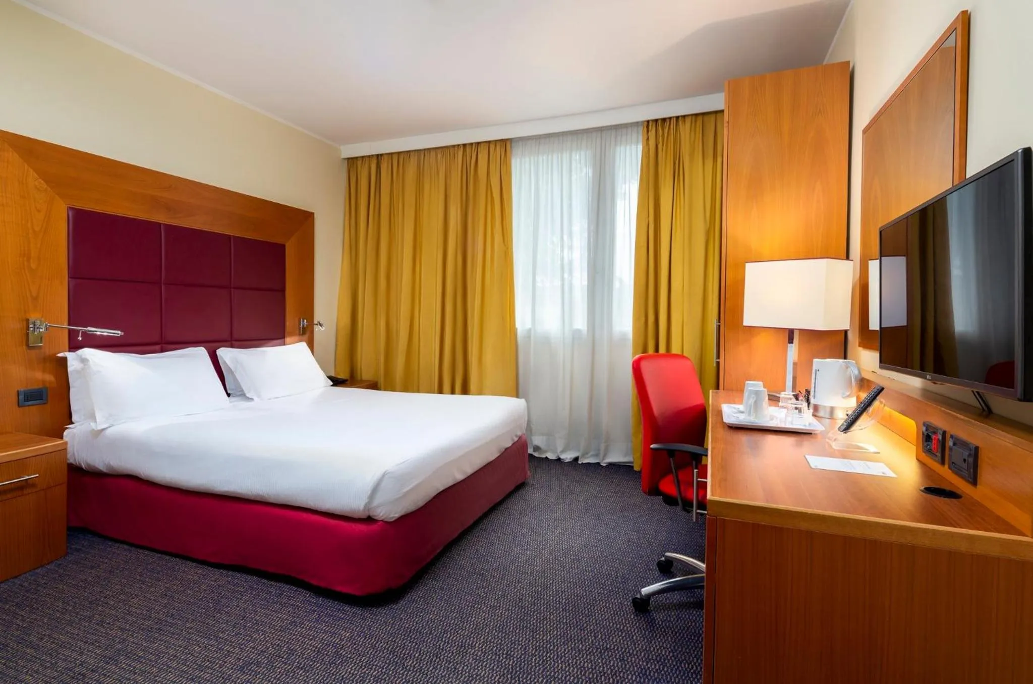 Photo of the whole room, Bed in Crowne Plaza Venice East by IHG