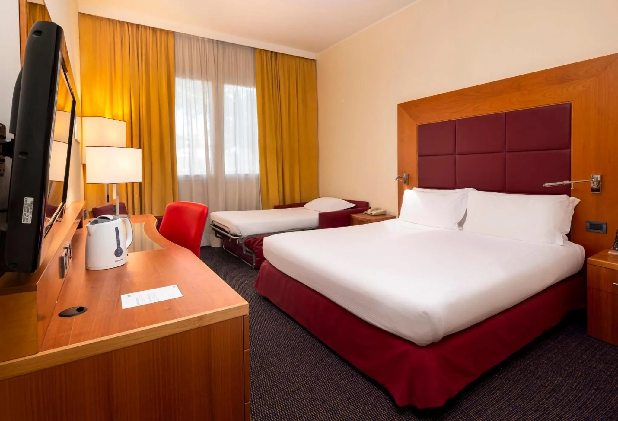Photo of the whole room, Bed in Crowne Plaza Venice East by IHG