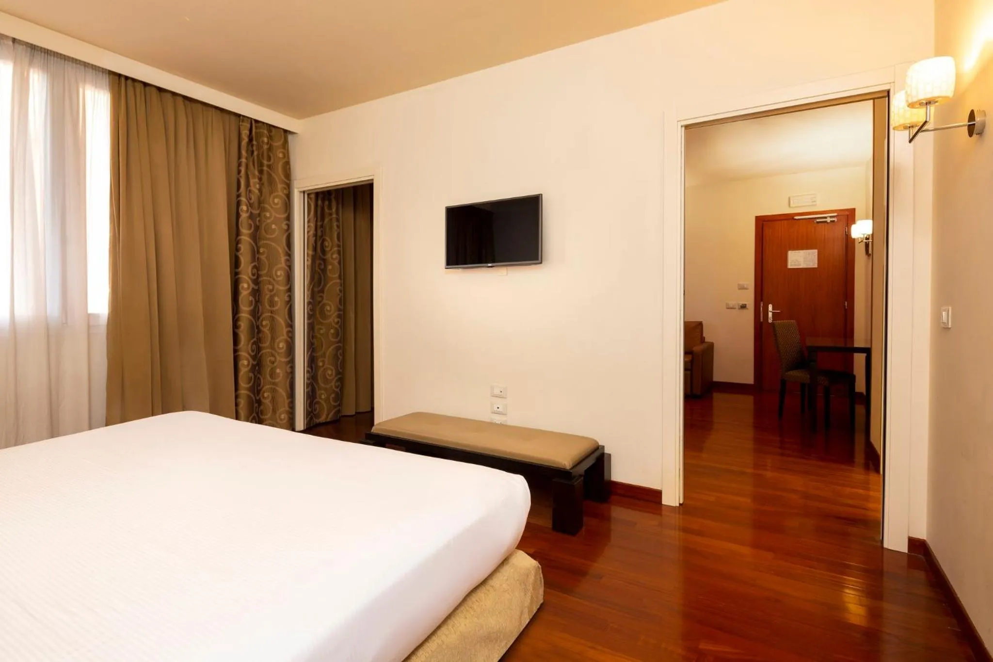 Photo of the whole room, Bed in Crowne Plaza Venice East by IHG