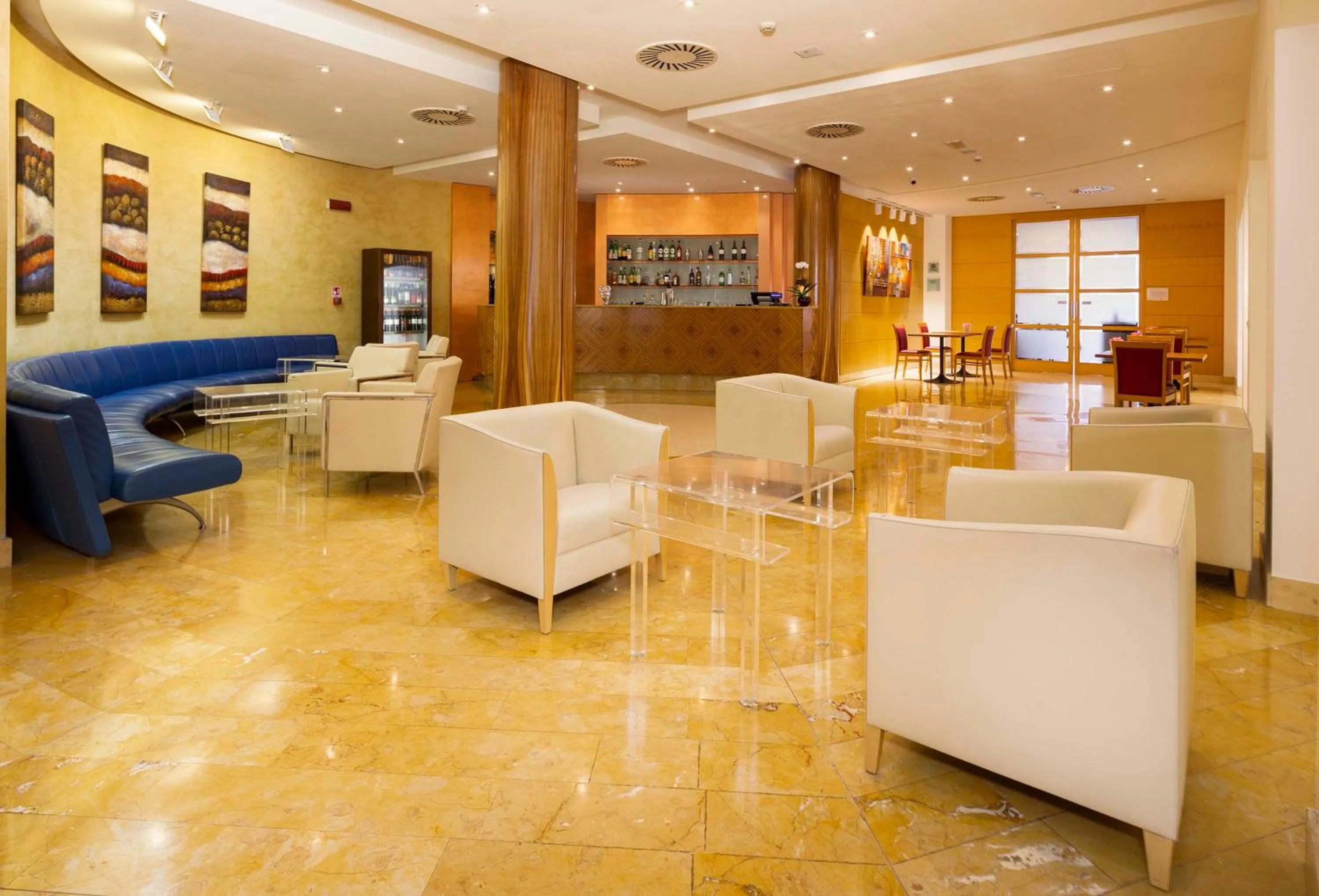 Lounge or bar in Crowne Plaza Venice East by IHG