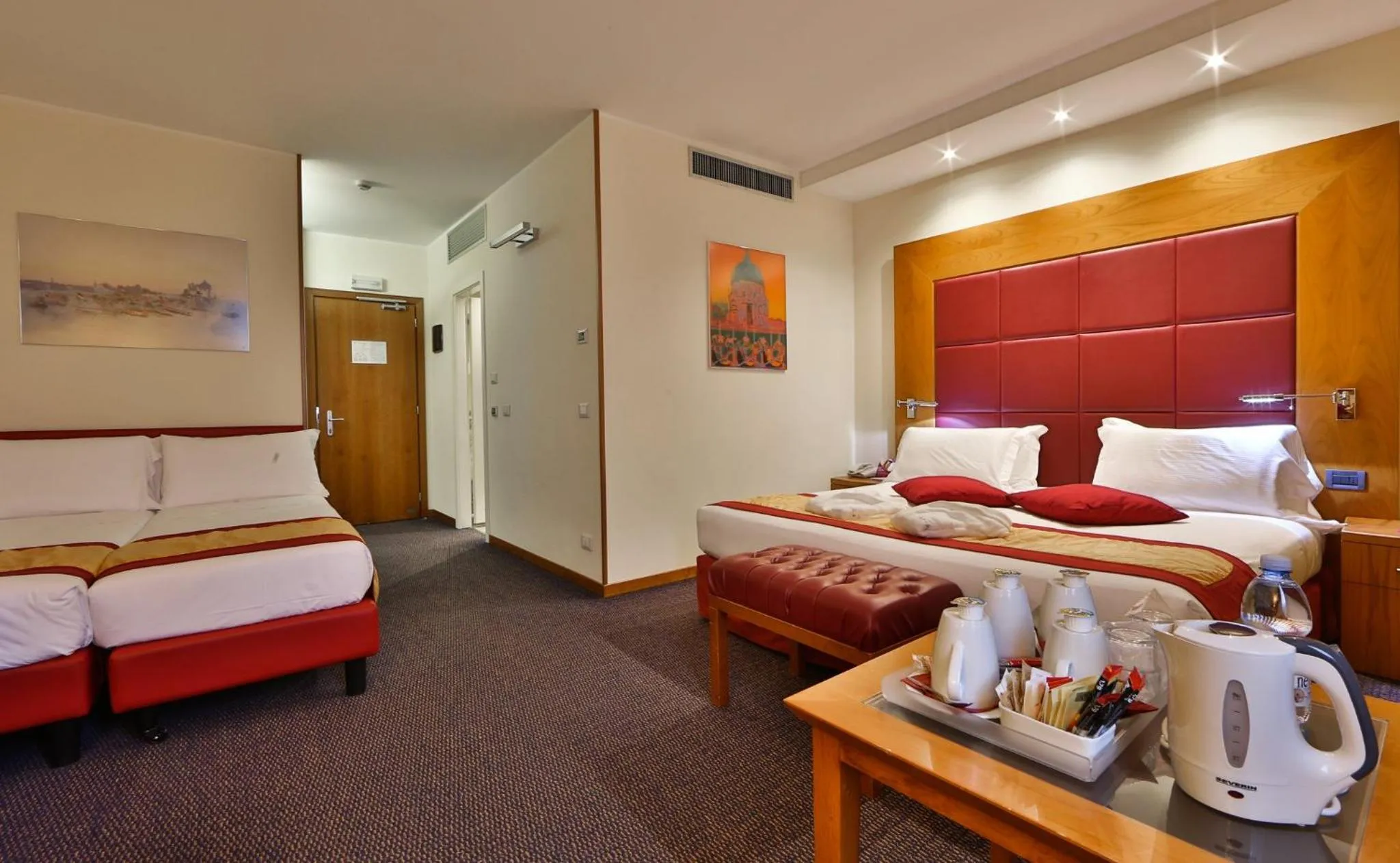Photo of the whole room, Bed in Crowne Plaza Venice East by IHG