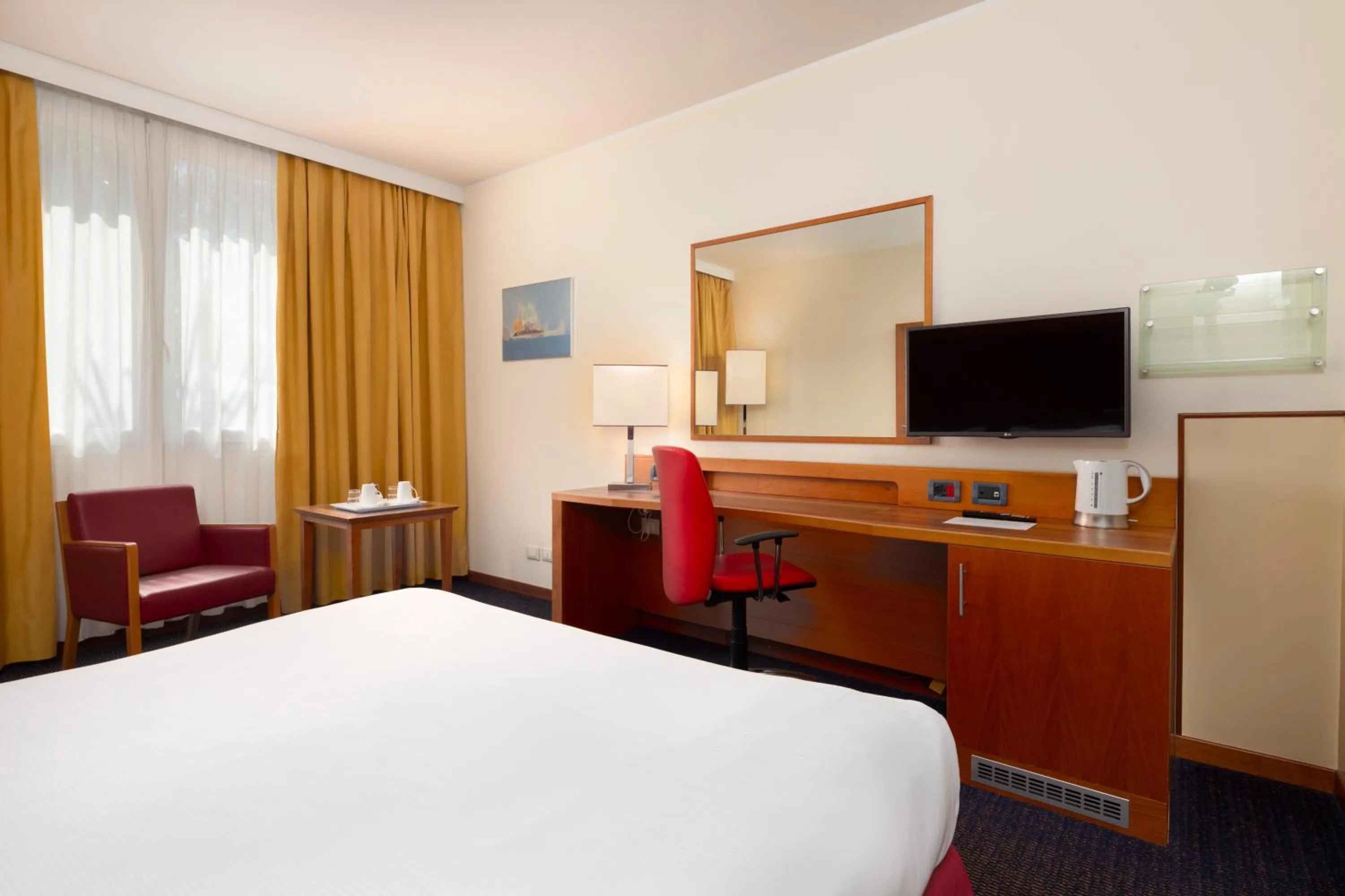 Bedroom, Bed in Crowne Plaza Venice East by IHG