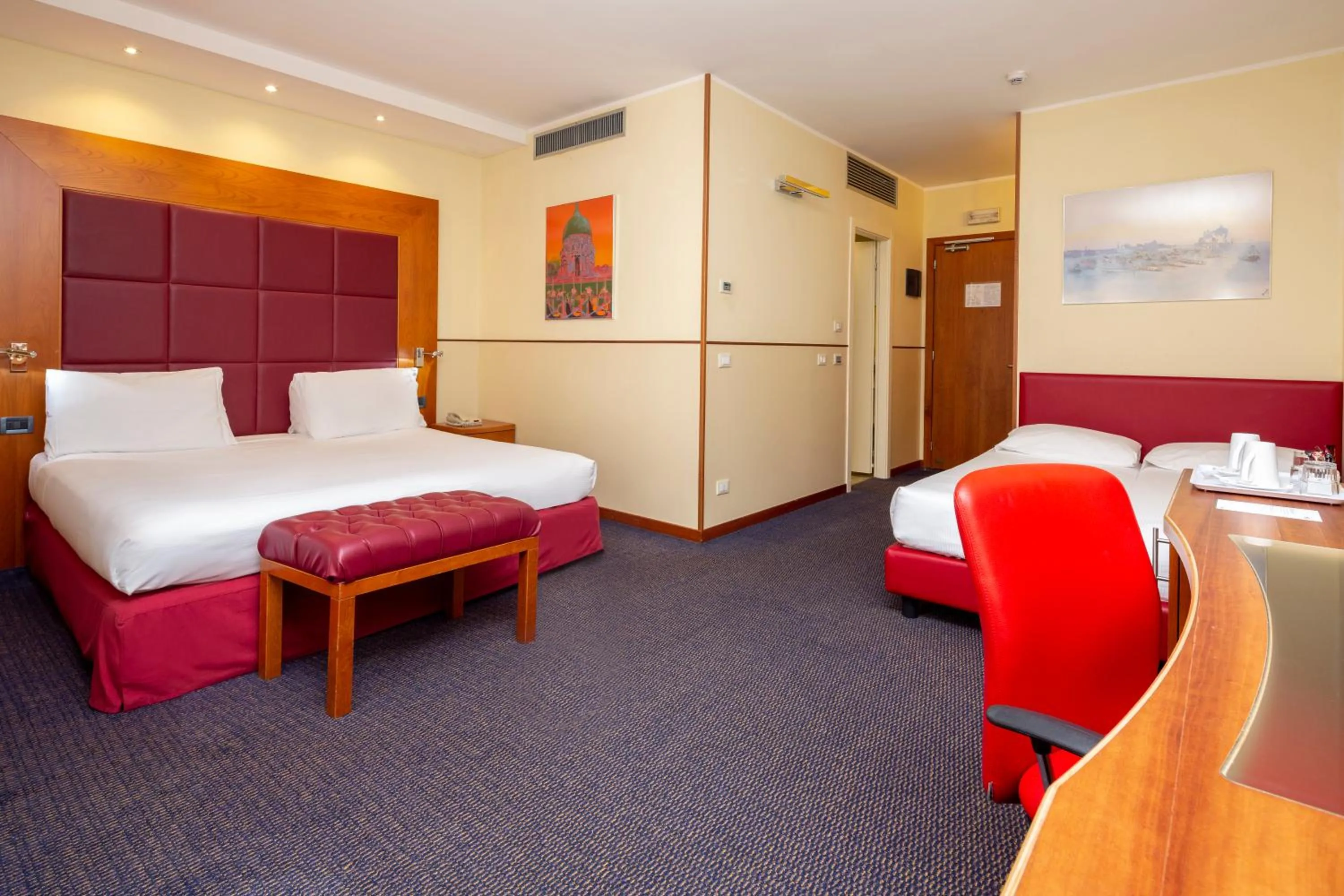 Bedroom, Bed in Crowne Plaza Venice East by IHG