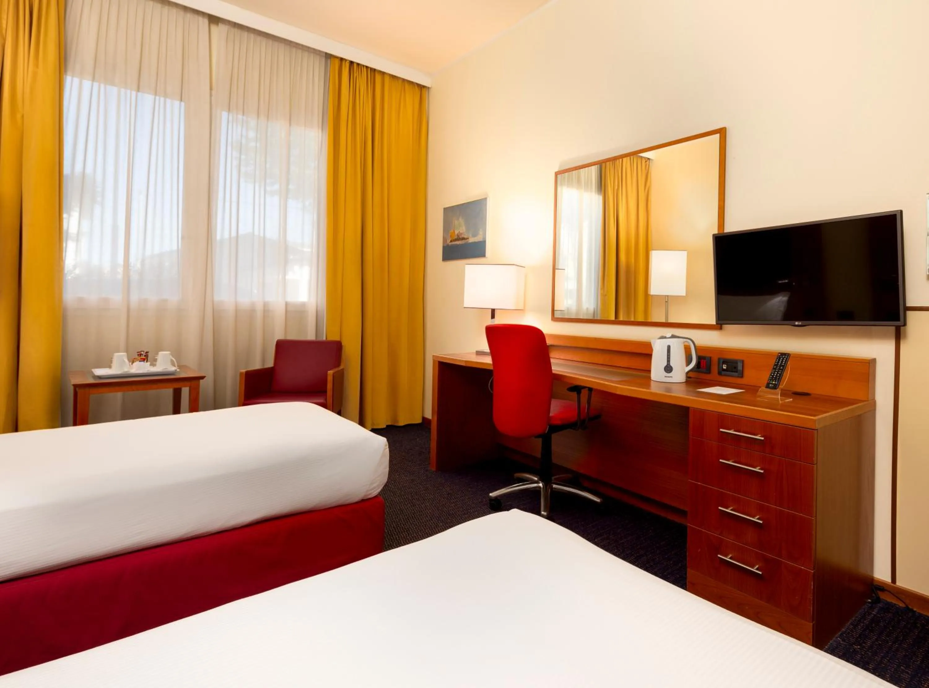 Bedroom, Bed in Crowne Plaza Venice East by IHG