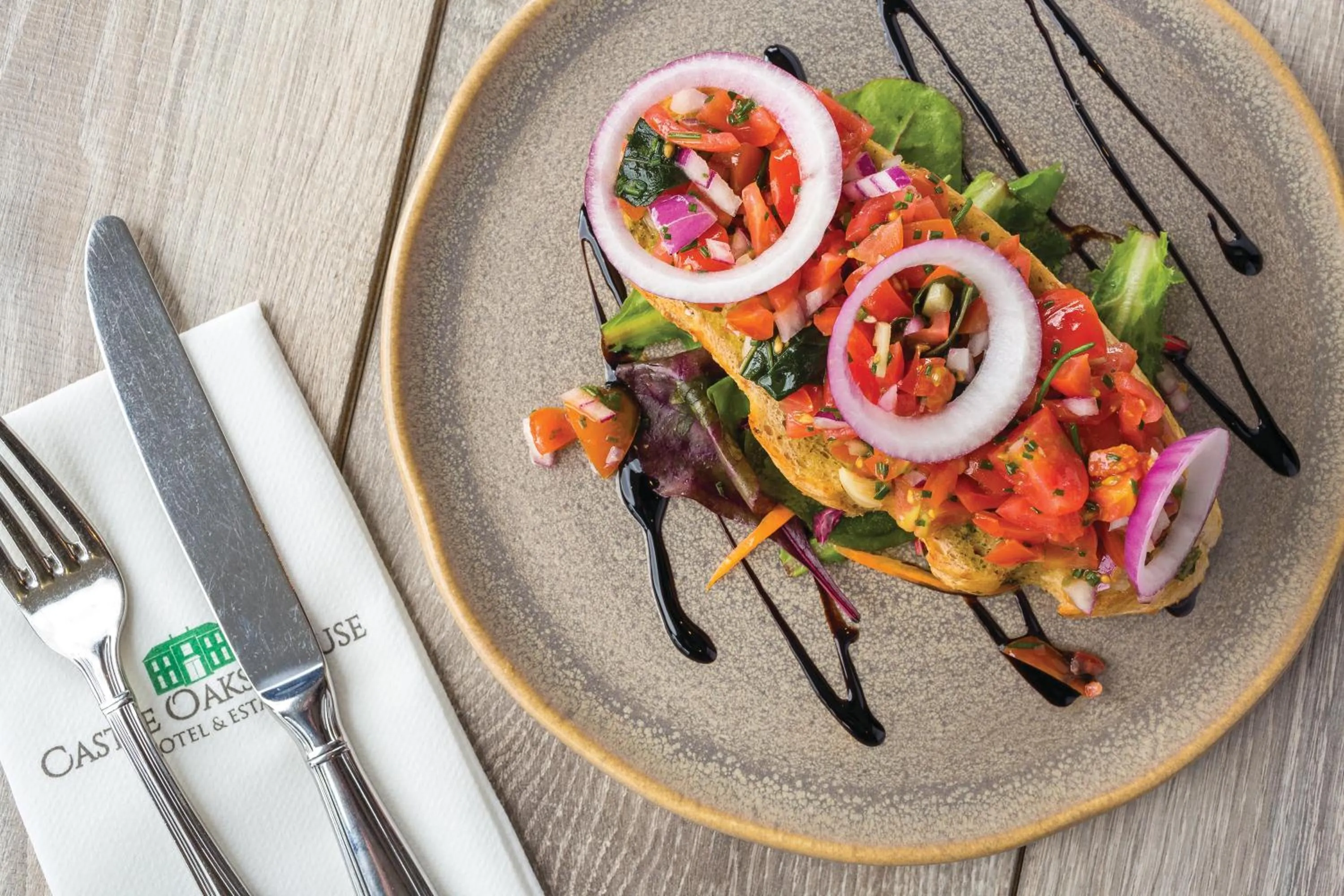 Restaurant/places to eat in Castle Oaks House Hotel