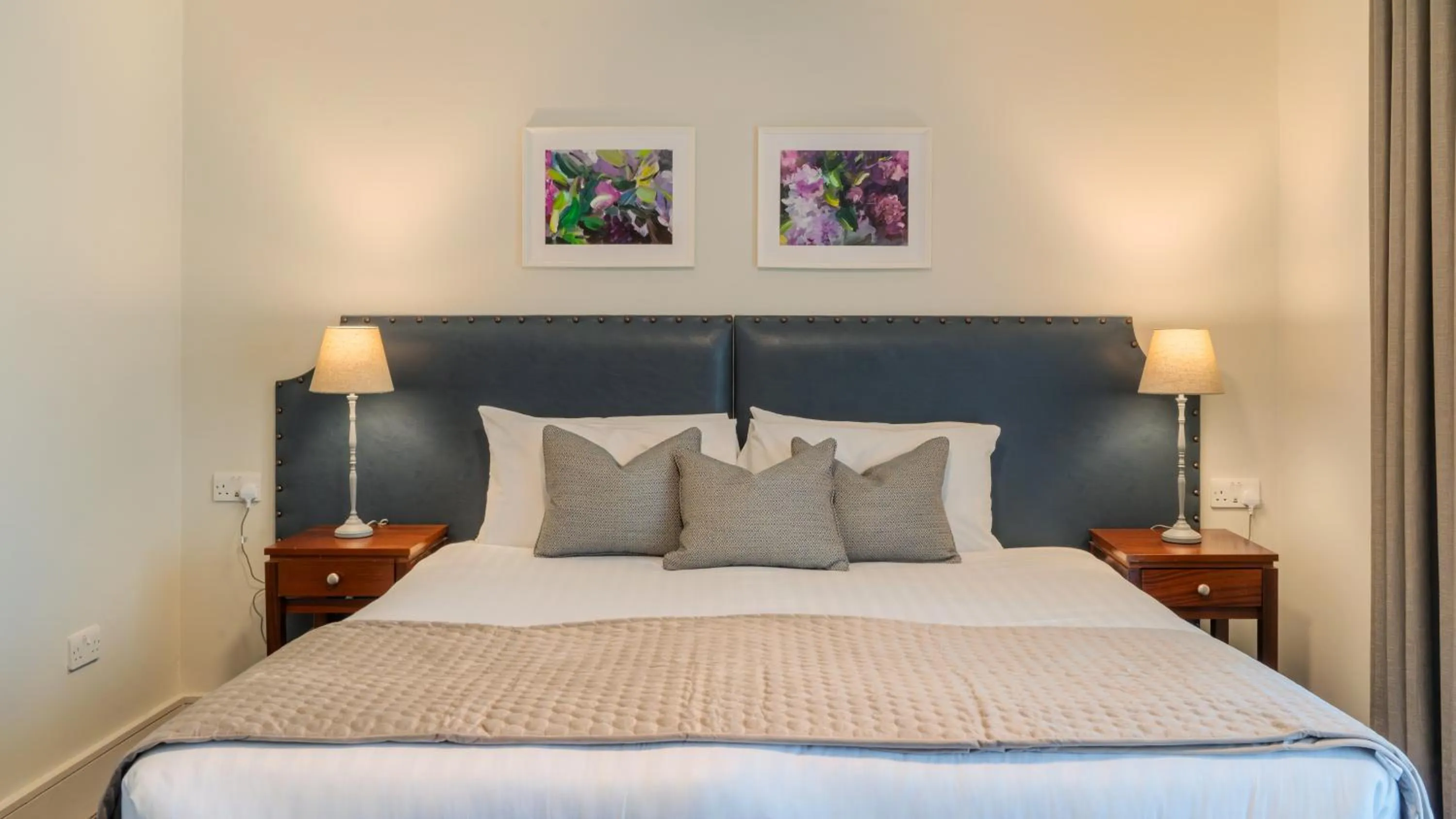 Bed in Castle Oaks House Hotel