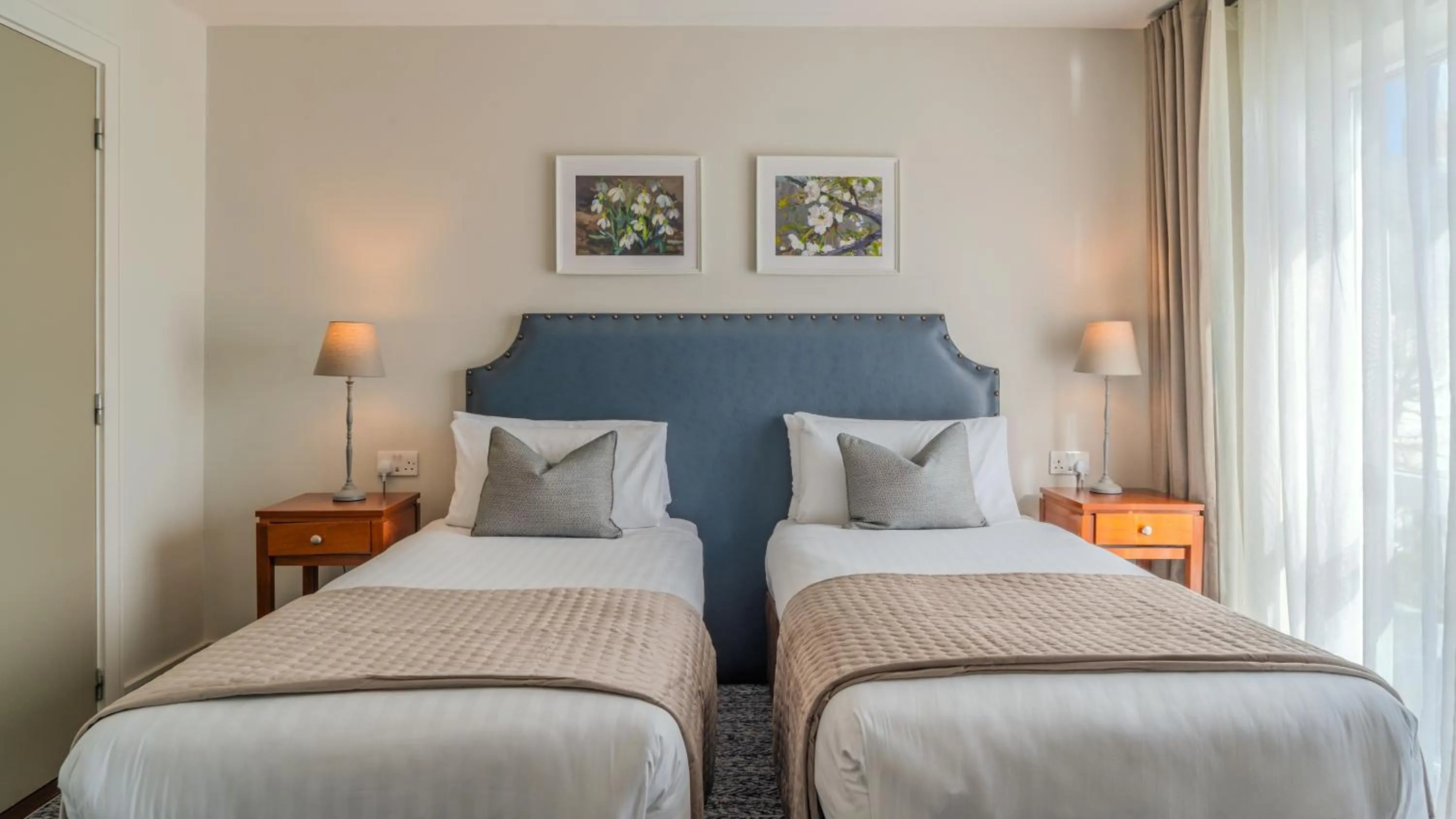 Bed in Castle Oaks House Hotel