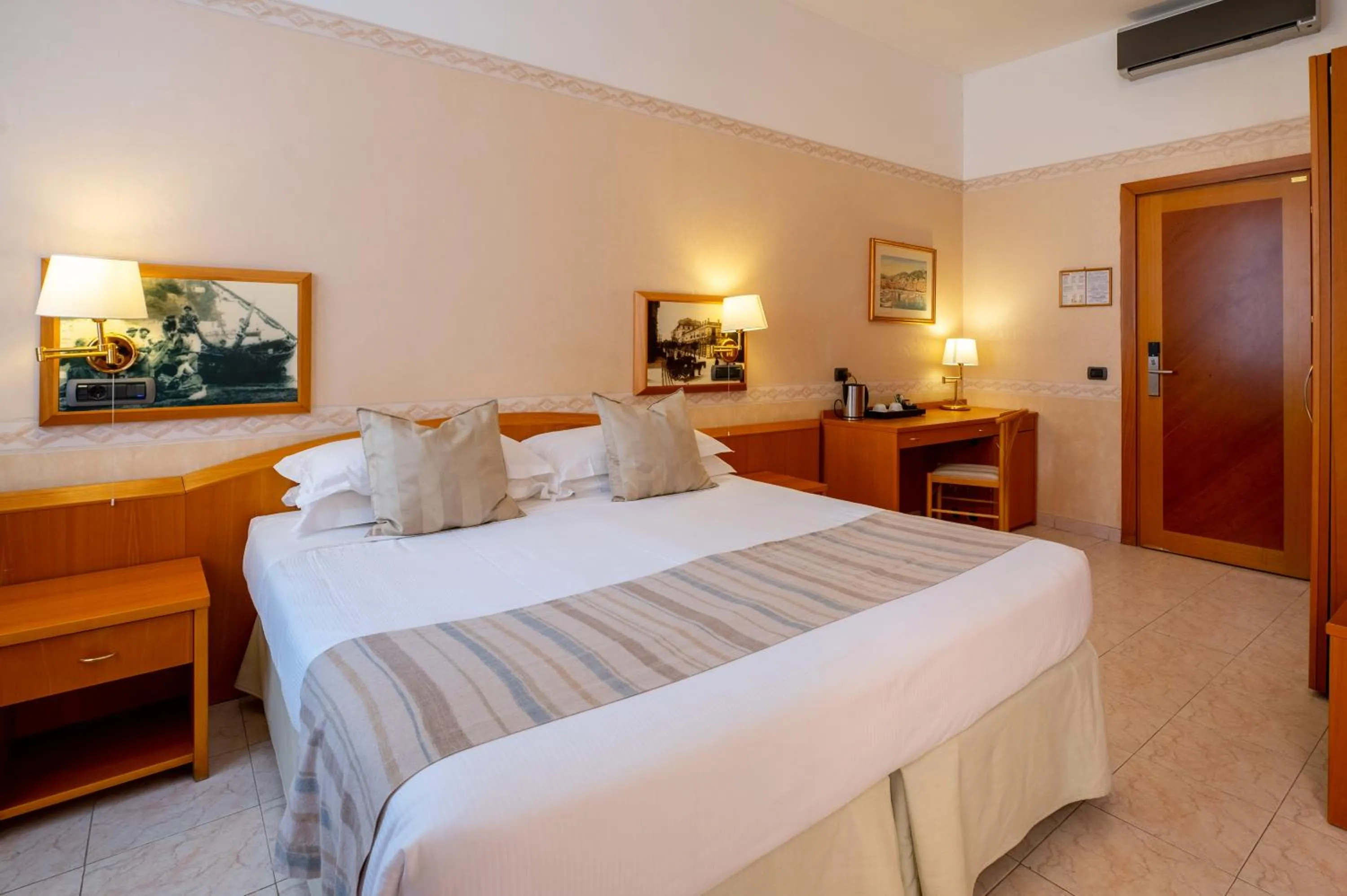 Bed in Hotel Monte Rosa