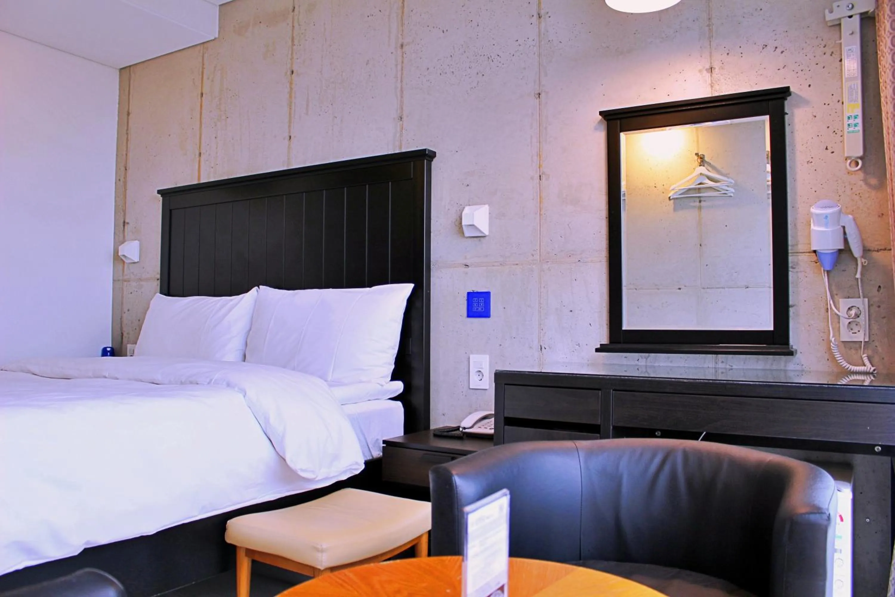 Photo of the whole room, Bed in Hotel Stay Interview Jeju