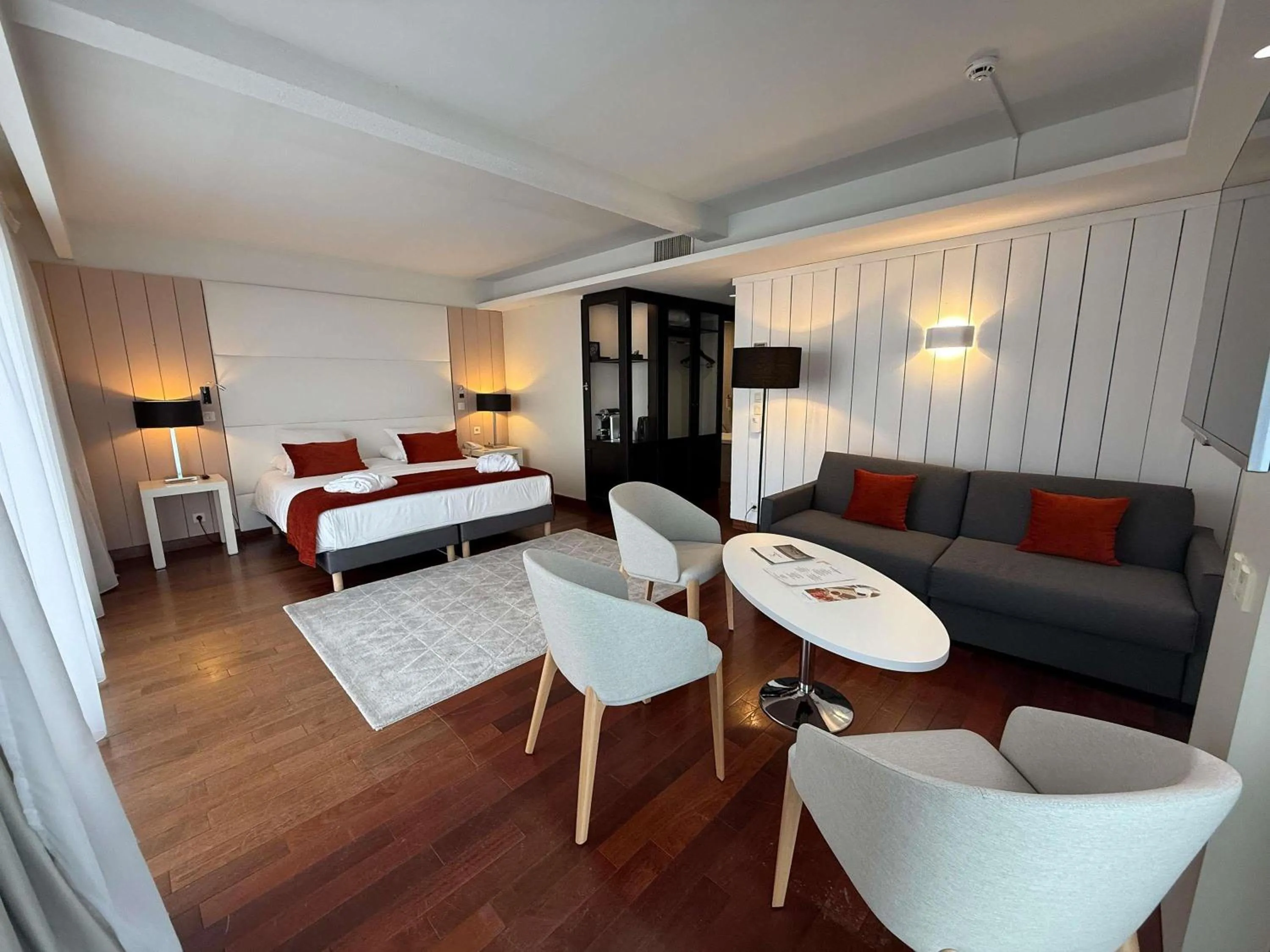 Bedroom, Bed in Mercure Dieppe La Présidence