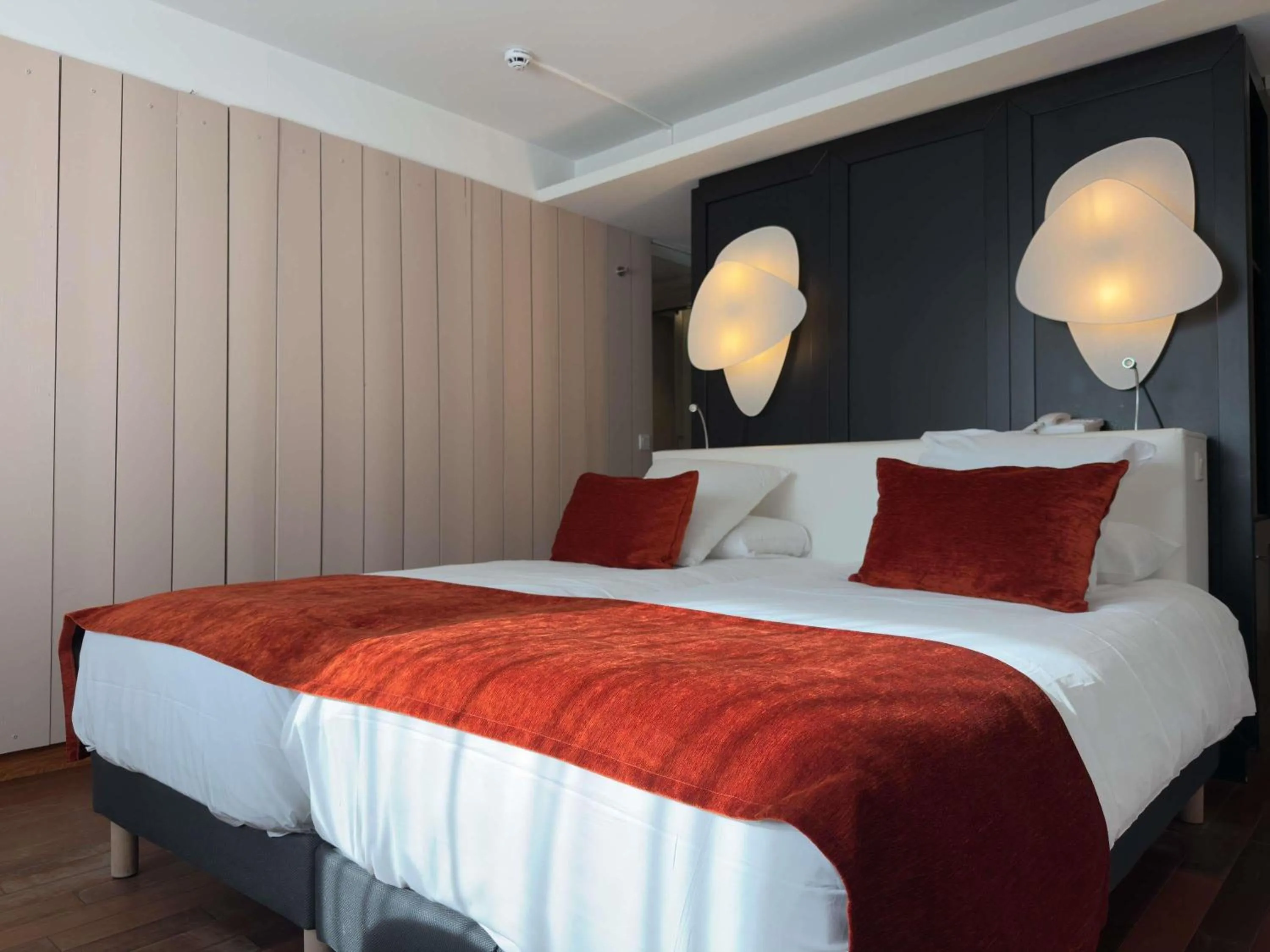 Bedroom, Bed in Mercure Dieppe La Présidence