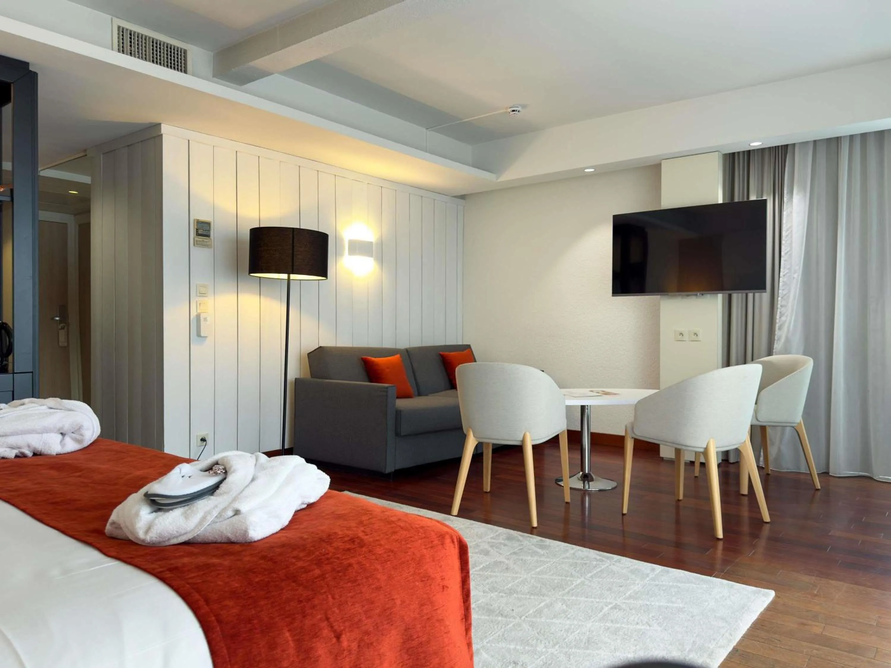 Bedroom, Bed in Mercure Dieppe La Présidence