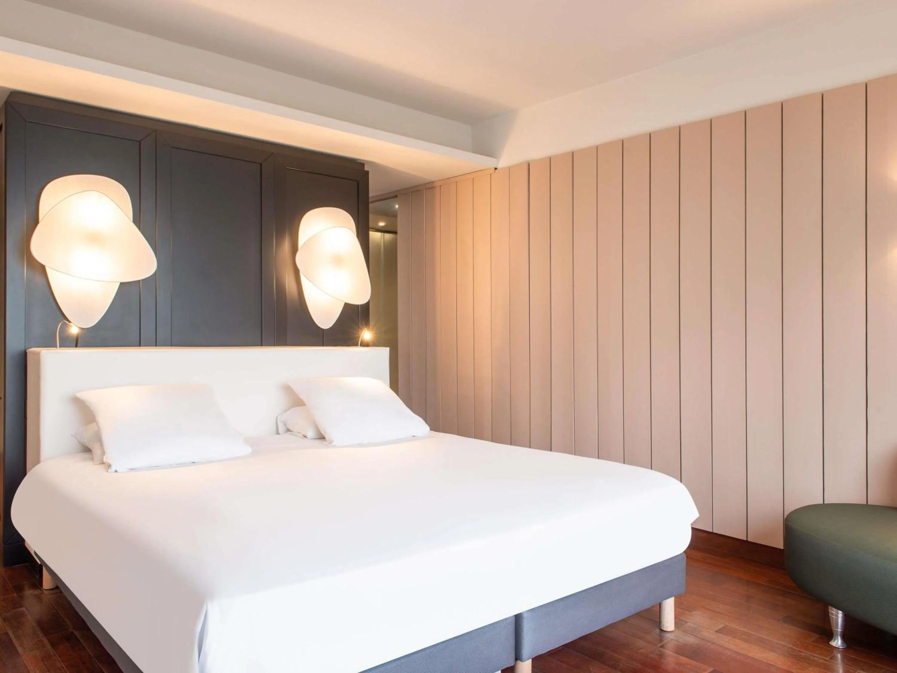 Property building, Bed in Mercure Dieppe La Présidence