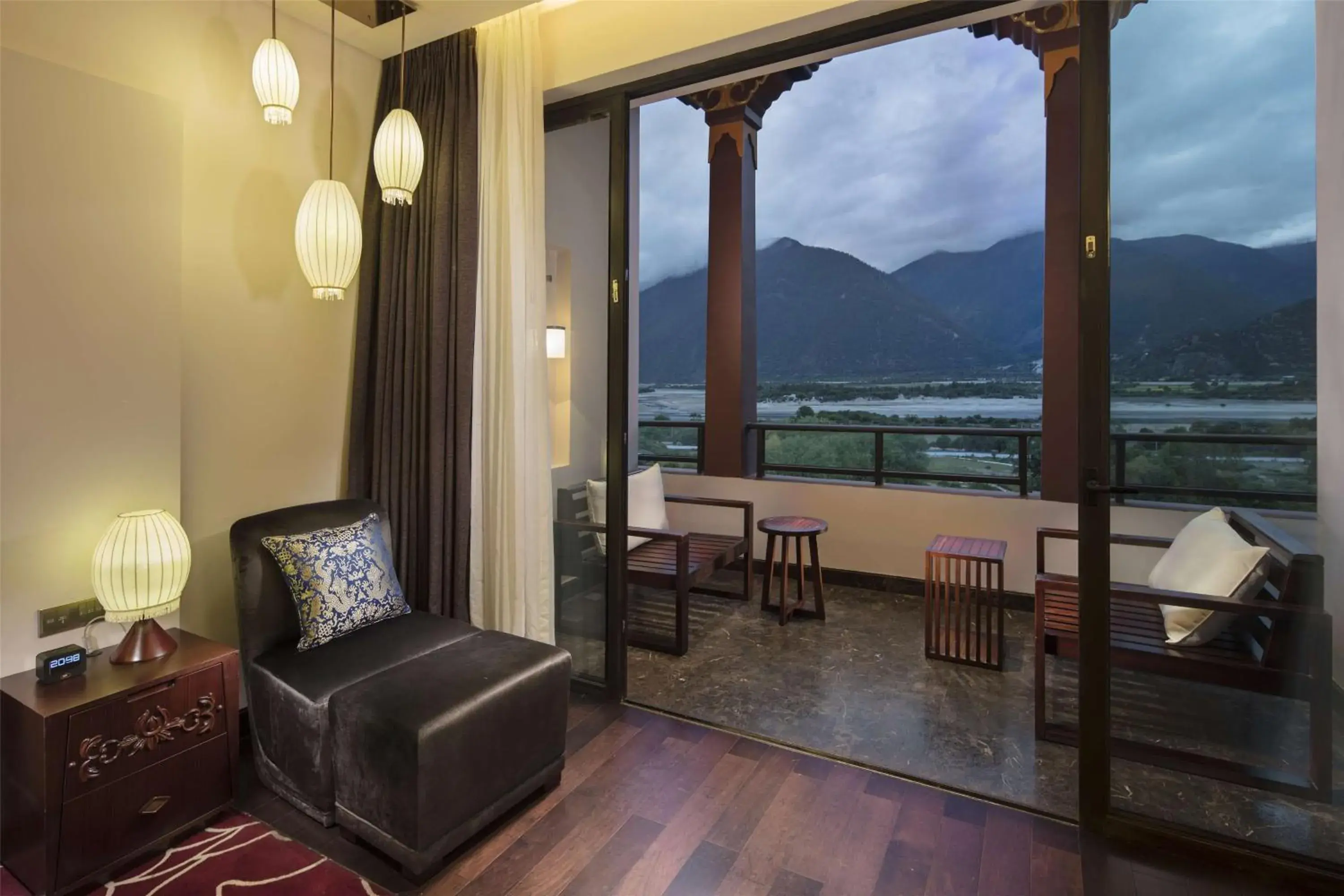 Deluxe Twin Room with Terrace in Hilton Linzhi Resort Deluxe Twin Room with Terrace in Hilton Linzhi Resort