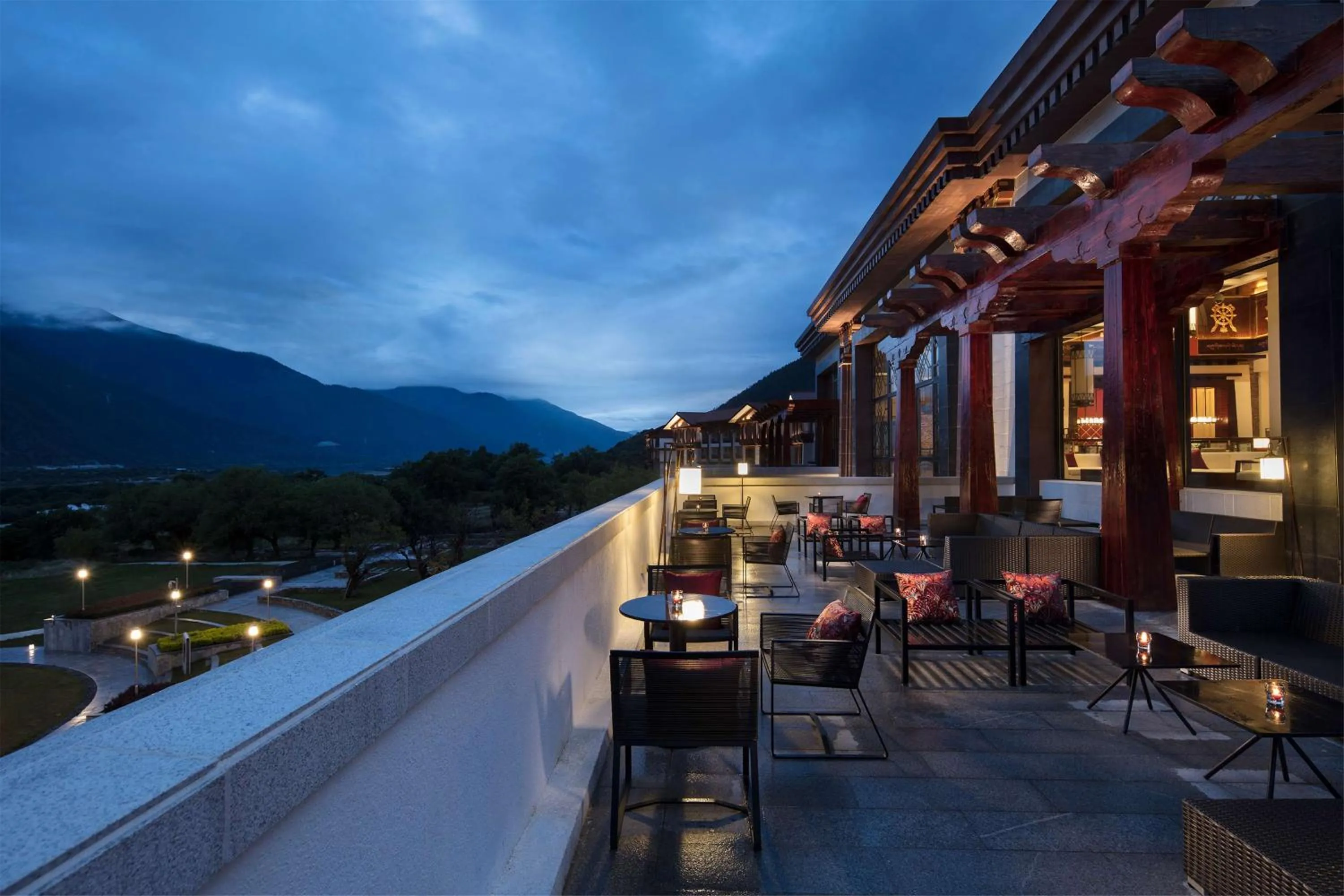 Dining area in Hilton Linzhi Resort