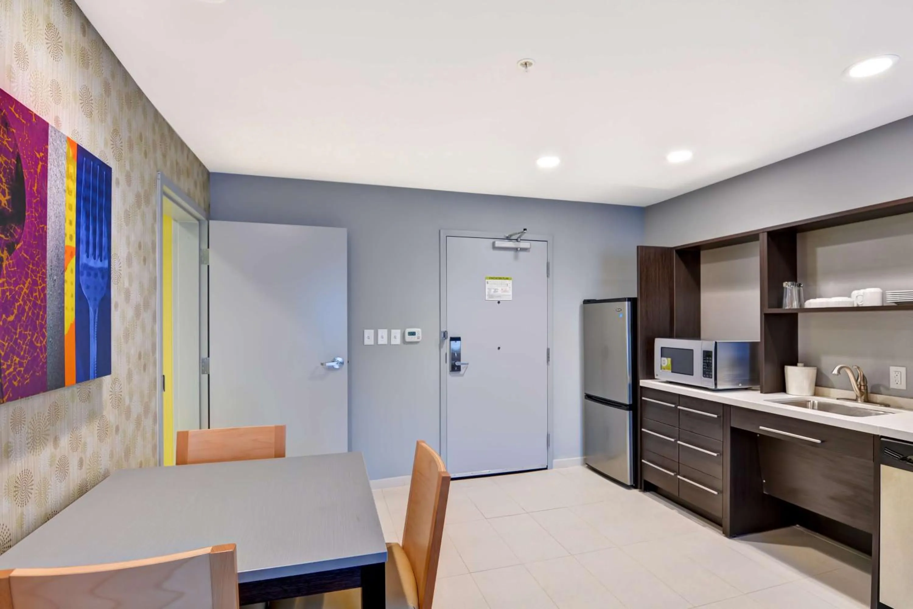 Kitchen or kitchenette in Home2 Suites By Hilton Stafford Quantico