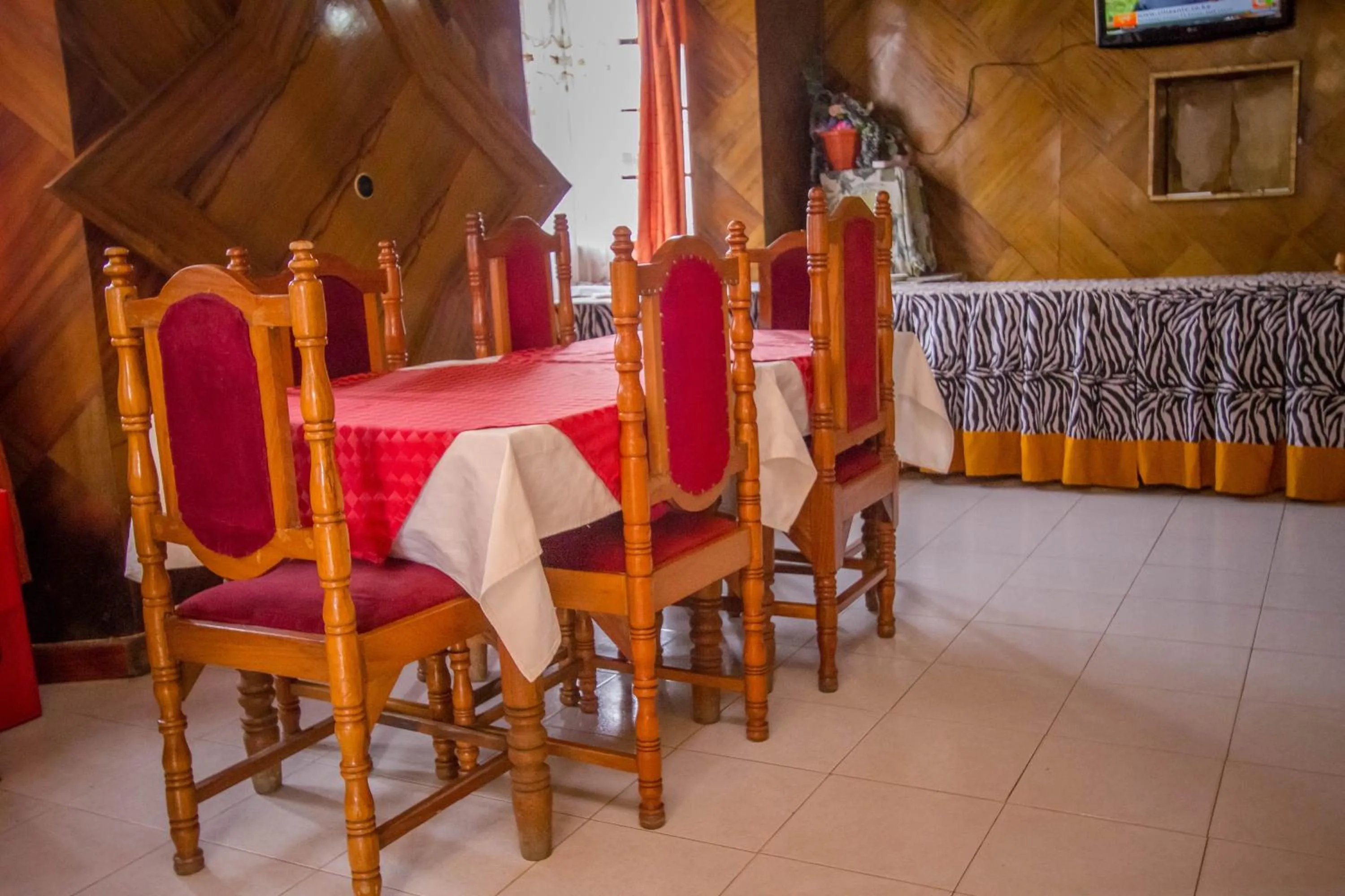 Restaurant/places to eat in Hotel Genevieve