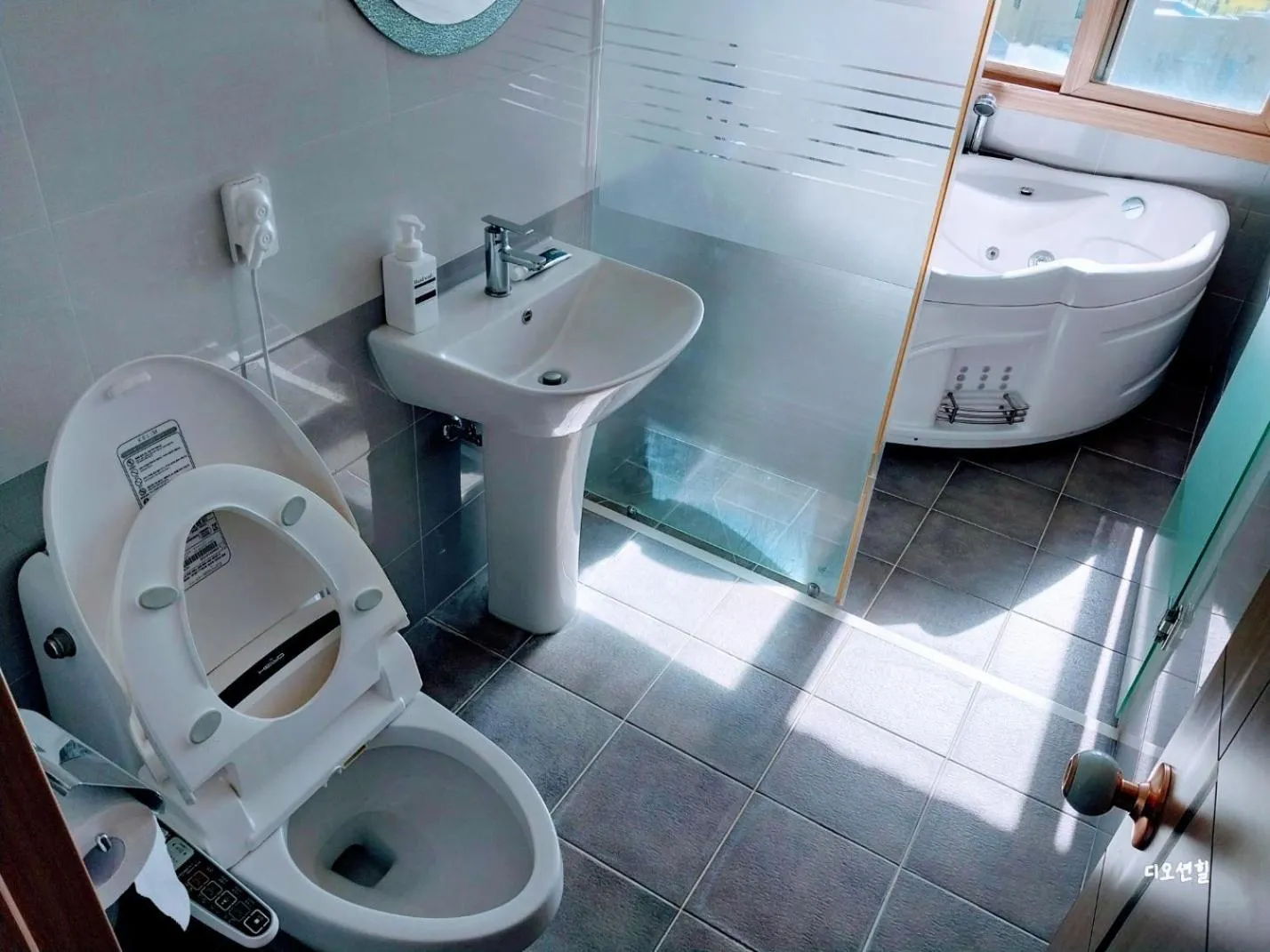 Toilet in Jeju the Ocean Hill Pension