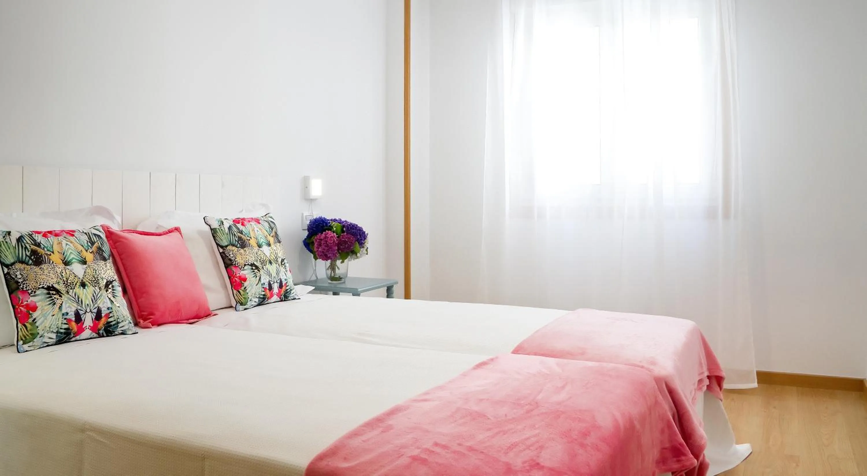 Photo of the whole room, Bed in Duerming Sea View Viveiro