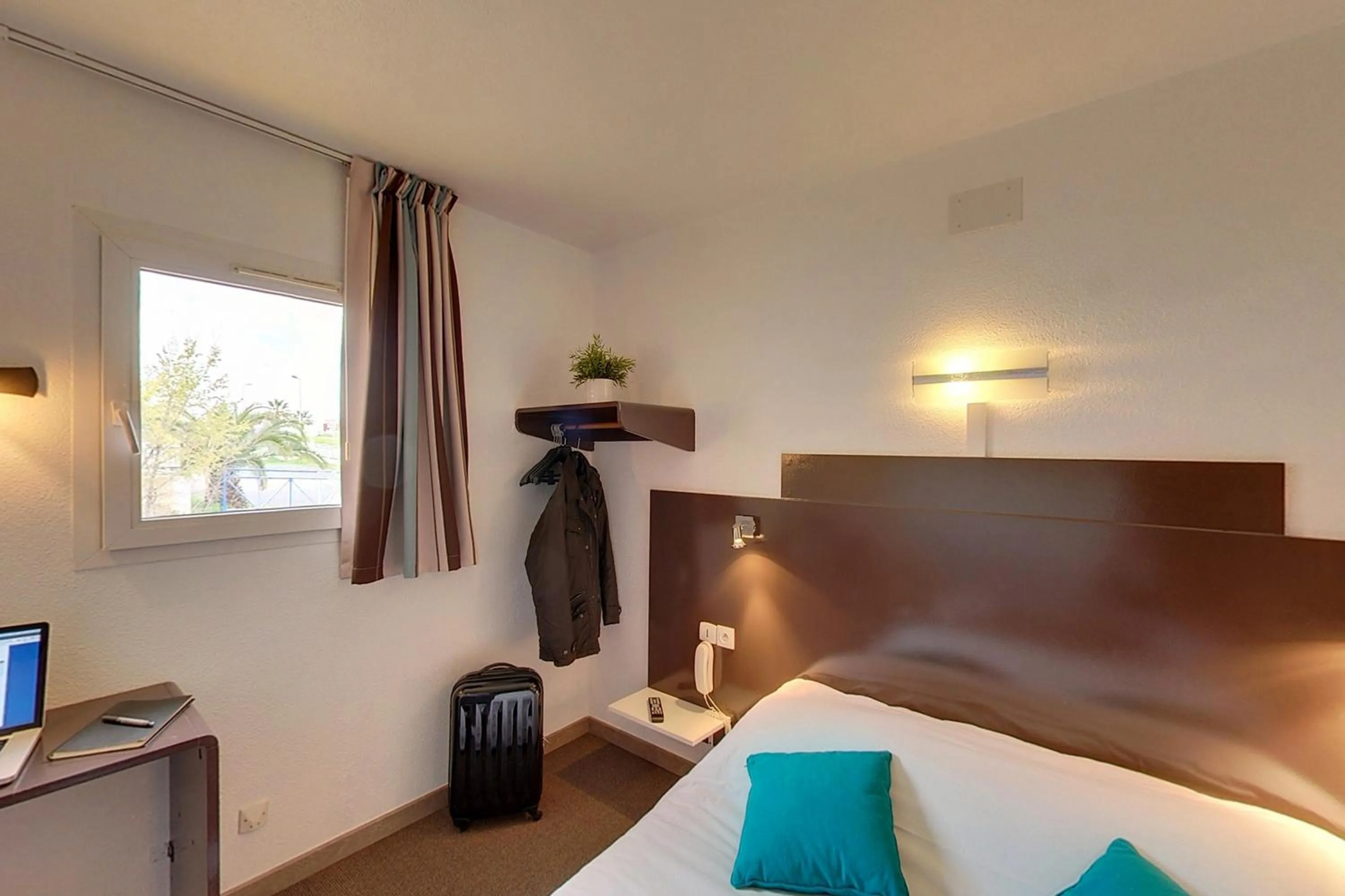 Shower, Bed in The Originals Access, Hôtel Béziers Est