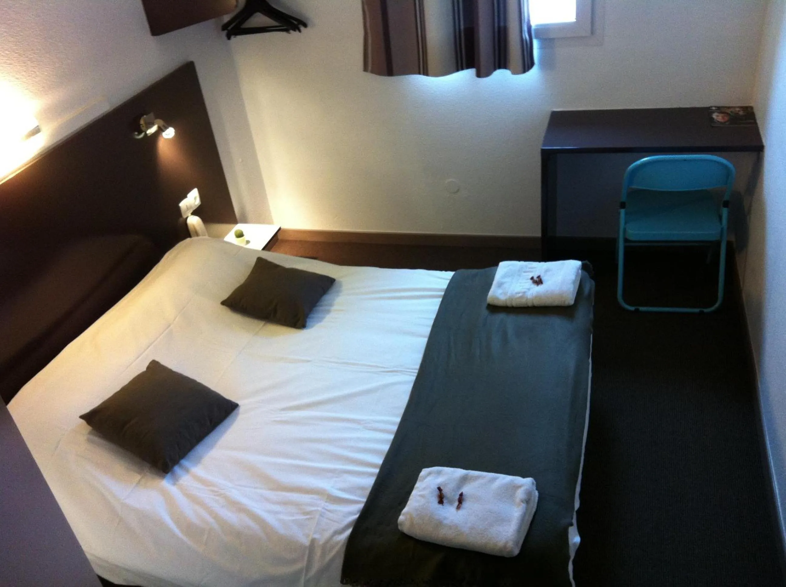 Shower, Bed in The Originals Access, Hôtel Béziers Est