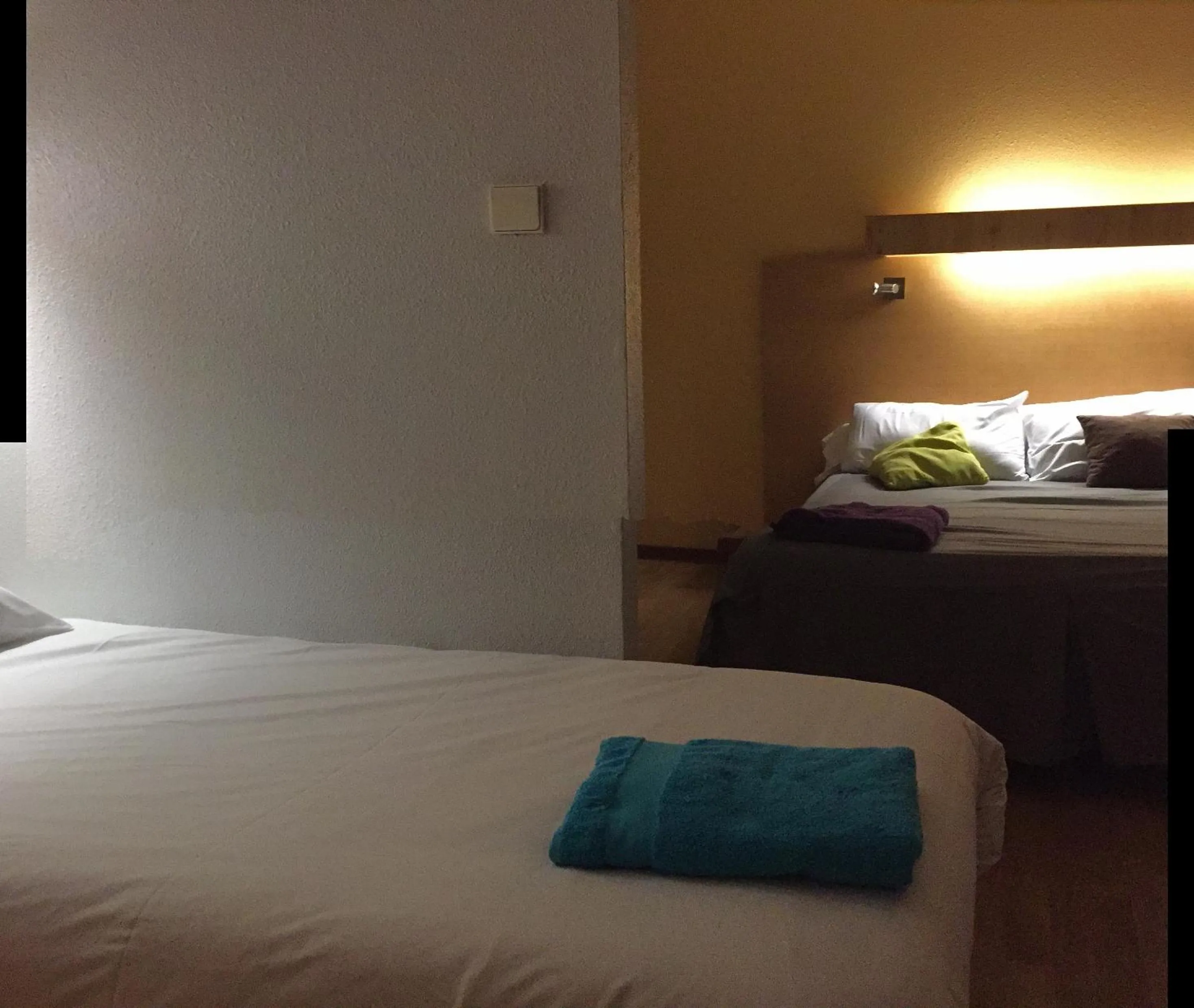 Balcony/Terrace, Bed in The Originals Access, Hôtel Béziers Est