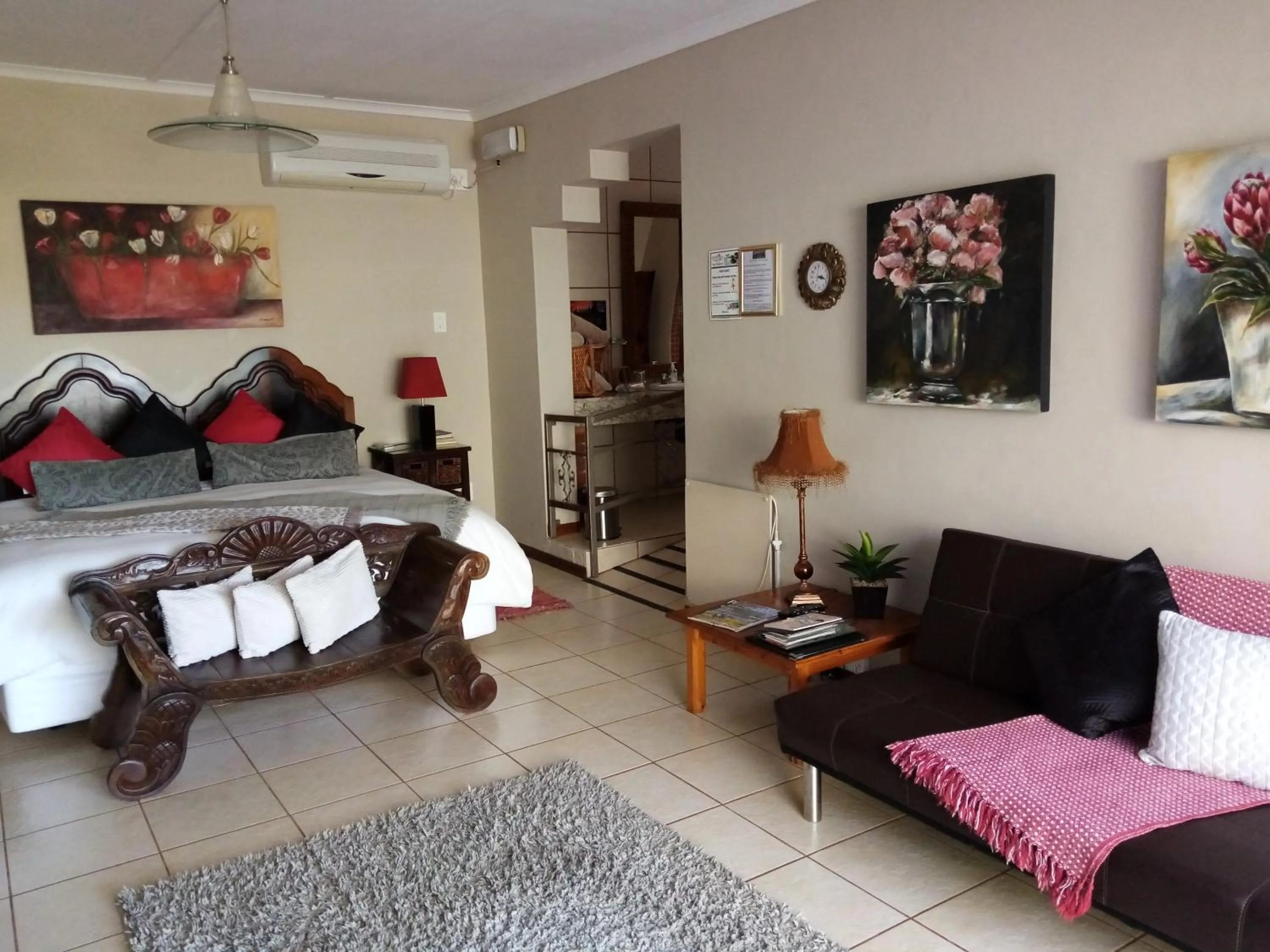 Bedroom, Bed in Daisy Country Lodge