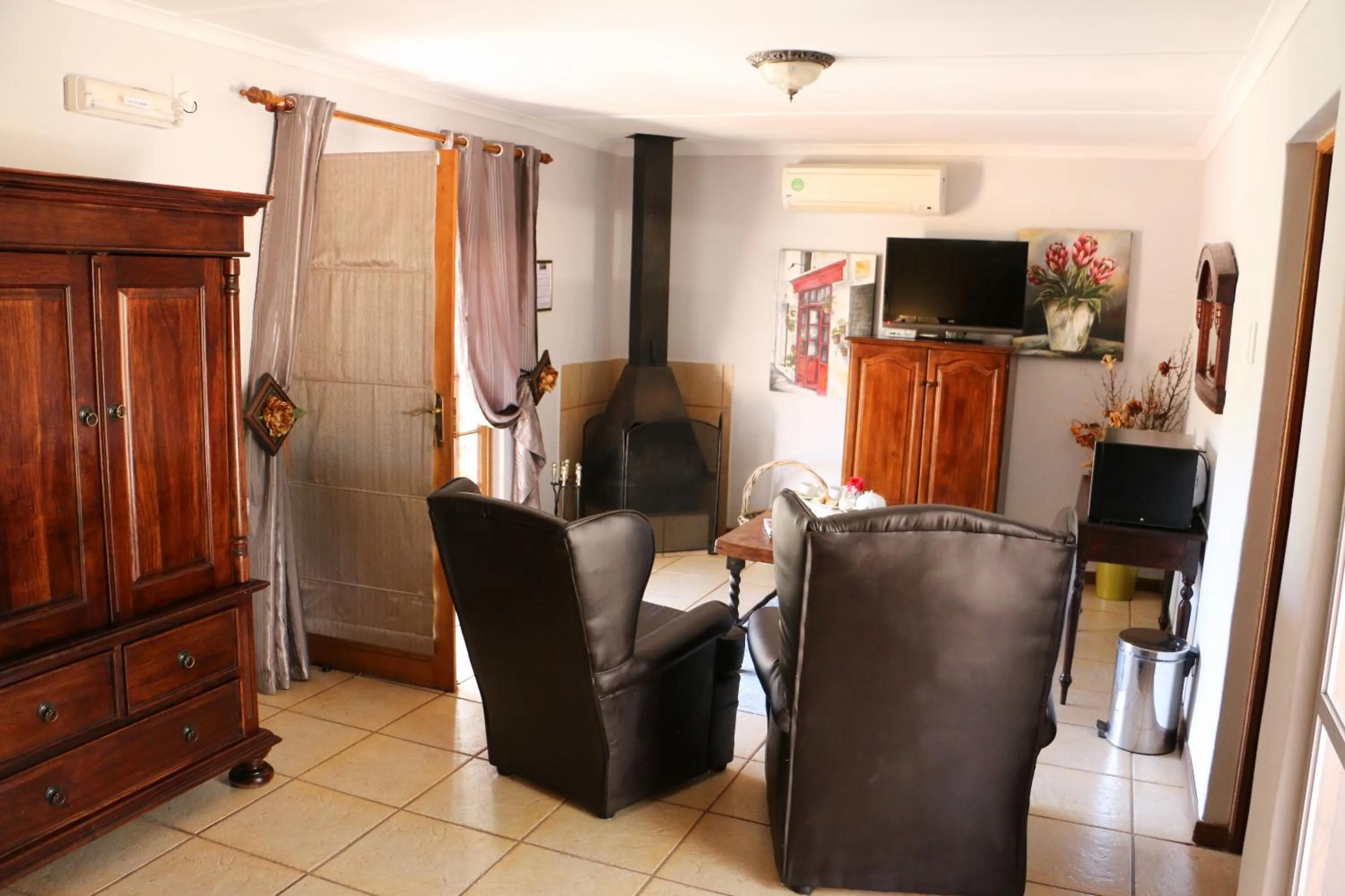 Seating area in Daisy Country Lodge